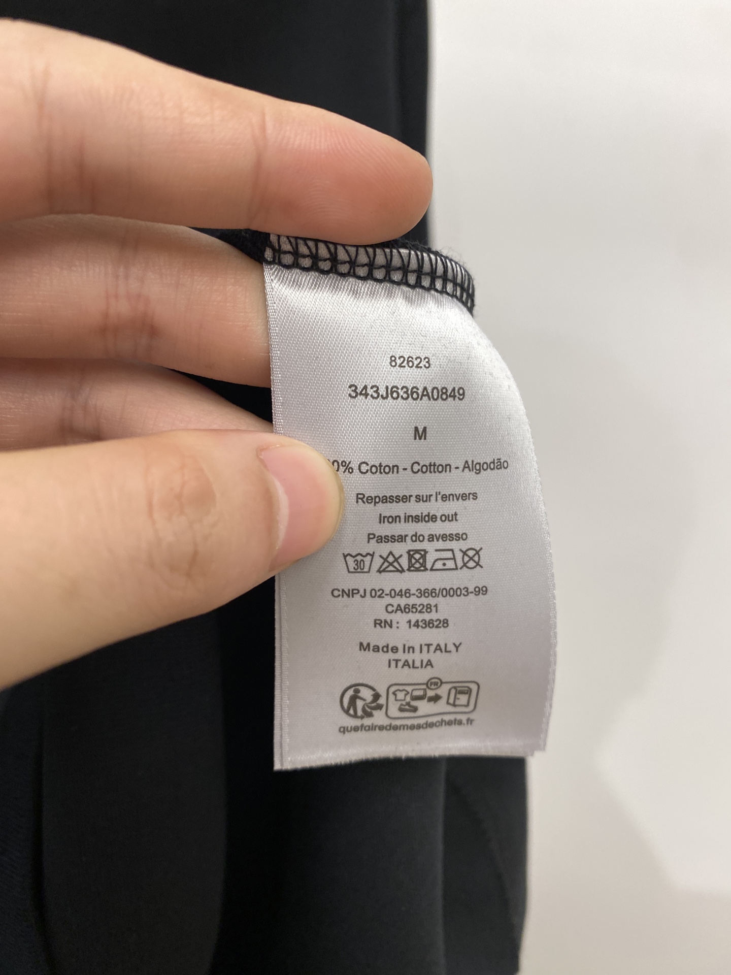 迪奥、2025最新款短袖T恤，帅气时尚，胸前精致刺绣图案logo，简约百搭款。面料棉 不仅挺括，保持潮流