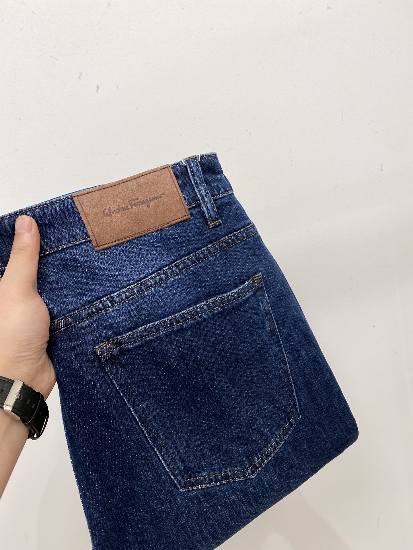 NO:527972,Ferragamo, 2025 latest products, special counters are available at the same time, original singles, washable casual jeans, imported original washable elastic fabric, comfortable and elastic, original hardware and auxiliary decorative logo, super positive style, extremely high grade, counter quality, fashionable and stylish upper body, 29-40, ferragamo, jeans, alexander wang19860909菲拉格慕、 2025最新品,专柜同步有售,原单狠货,水洗休闲牛仔裤,进口原版水洗弹力面料,舒适有弹性,原版五金辅料装饰logo,版型超正,档次极高,专柜品质,上身时尚有型,码数29-40,,ferragamo,jeans,alexander wang,Men's clothing