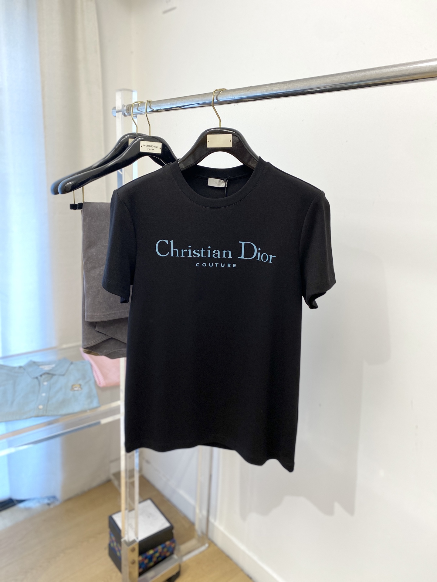 NO:527950,Dior, the latest short-sleeved T-shirt in 2025, handsome and fashionable, top printed letter logo on the chest, simple and versatile style. The fabric cotton is not only crisp, maintains the trendy silhouette, but also comfortable to wear, and the yarn is more delicate, the number M-3XL,,dior,T-shirt,tees,t-shirt,alexander wang19860909迪奥、2025最新款短袖T恤,帅气时尚,胸前顶级印花字母logo,简约百搭款.面料棉 不仅挺括,保持潮流的廓形,又穿着舒适,纱织更细腻,码数M-3XL,,dior,T-shirt,tees，t-shirt,alexander wang,Men's clothing