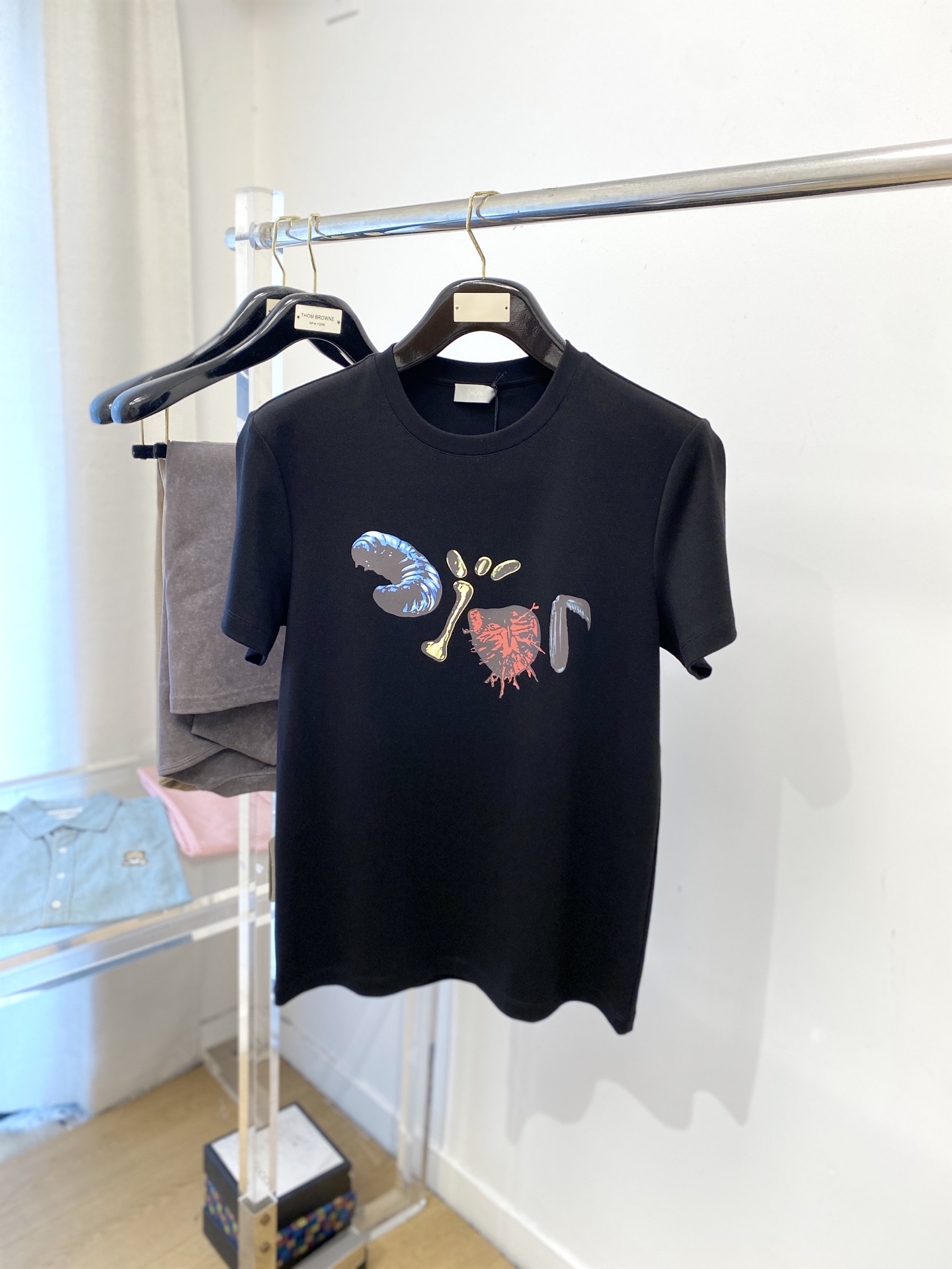 NO:527948,Dior, 2025's latest short-sleeved T-shirt, handsome and fashionable, top-grade printed pattern logo on the chest, simple and versatile style. Fabric cotton is not only crisp, maintains a fashionable silhouette, but also comfortable to wear, and the yarn is more delicate, the number M-3XL, dior, T-shirt, tees, t-shirt, alexander wang19860909迪奥、2025最新款短袖T恤,帅气时尚,胸前顶级印花图案logo,简约百搭款.面料棉 不仅挺括,保持潮流的廓形,又穿着舒适,纱织更细腻,码数M-3XL,,dior,T-shirt,tees，t-shirt,alexander wang,Men's clothing