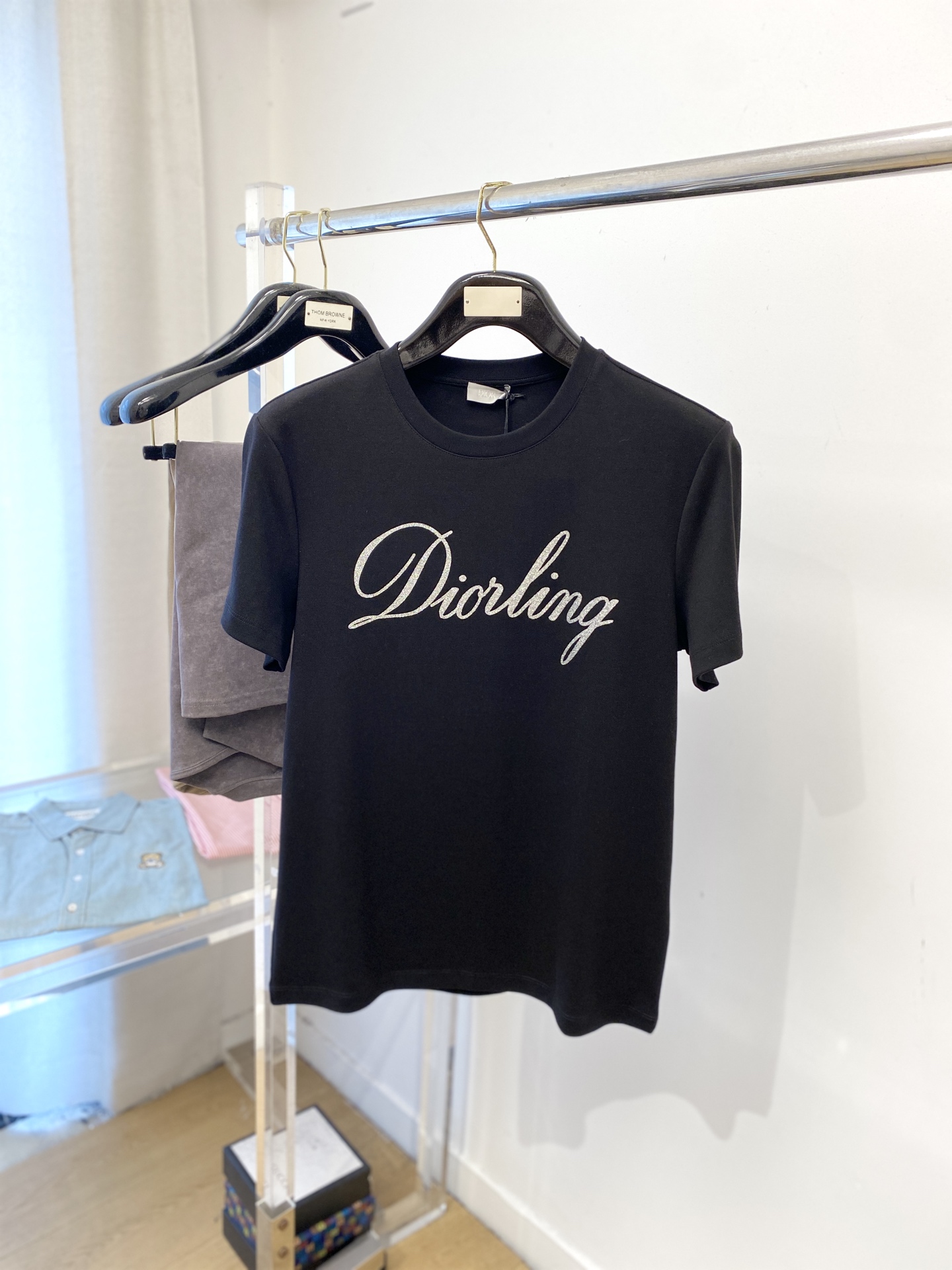 NO:527946,Dior, the latest short-sleeved T-shirt in 2025, handsome and fashionable, top printed letter logo on the chest, simple and versatile style. The fabric cotton is not only crisp, maintains the trendy silhouette, but also comfortable to wear, and the yarn is more delicate, the number M-3XL,,dior,T-shirt,tees,t-shirt,alexander wang19860909迪奥、2025最新款短袖T恤,帅气时尚,胸前顶级印花字母logo,简约百搭款.面料棉 不仅挺括,保持潮流的廓形,又穿着舒适,纱织更细腻,码数M-3XL,,dior,T-shirt,tees，t-shirt,alexander wang,Men's clothing