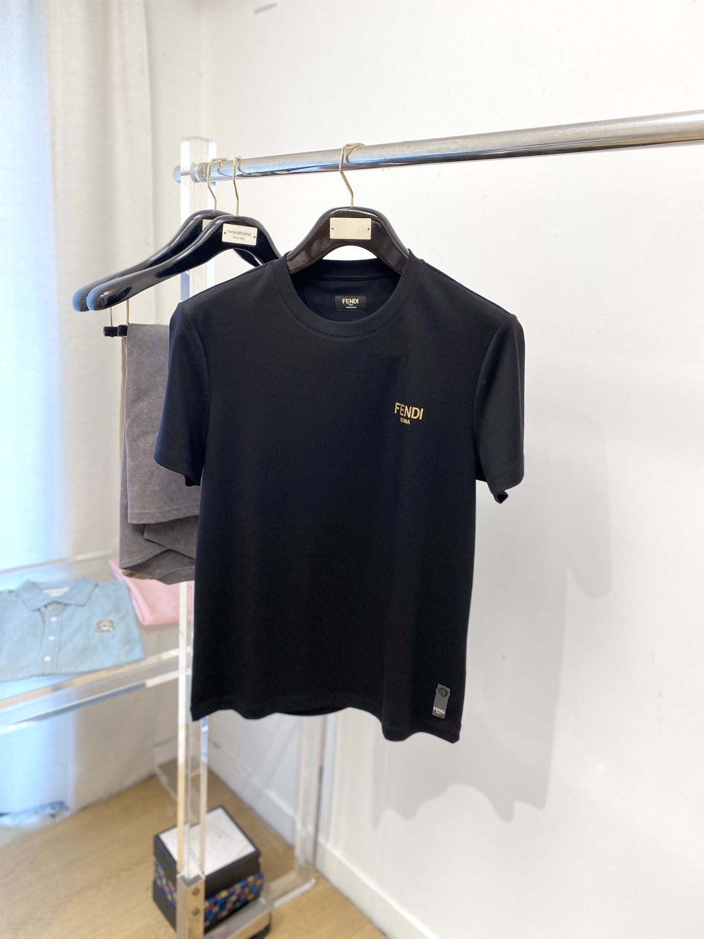 NO:527942,Fendi, the latest short-sleeved T-shirt in 2025, handsome and fashionable, top-grade printed letter logo on the chest, simple and versatile style. The fabric cotton is not only crisp, maintains the trendy silhouette, but also comfortable to wear, and the yarn is more delicate, the number M-3XL, fendi, T-shirt, tees, t-shirt, alexander wang19860909芬迪、2025最新款短袖T恤,帅气时尚,胸前顶级印胶字母logo,简约百搭款.面料棉 不仅挺括,保持潮流的廓形,又穿着舒适,纱织更细腻,码数M-3XL,,fendi,T-shirt,tees，t-shirt,alexander wang,Men's clothing