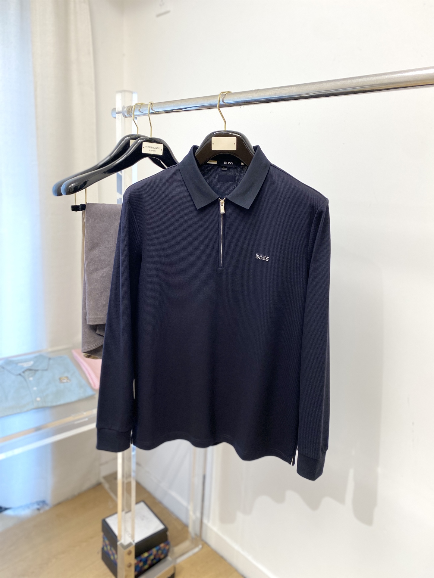 NO:527987,BOSS, 2025 new long-sleeved sweatshirt, handsome and fashionable, chest design with concave embroidered letter logo, simple and versatile style. Fabric cotton is not only crisp, maintains a fashionable silhouette, but also comfortable to wear, and the yarn is more delicate, the number M-4XL, hoodie, sweatshirts, alexander wang19860909BOSS、2025新品长袖卫衣,帅气时尚,胸前设计凹凸刺绣字母logo,简约百搭款.面料棉 不仅挺括,保持潮流的廓形,又穿着舒适,纱织更细腻,码数M-4XL,,hoodie,sweatshirts,alexander wang,Men's clothing