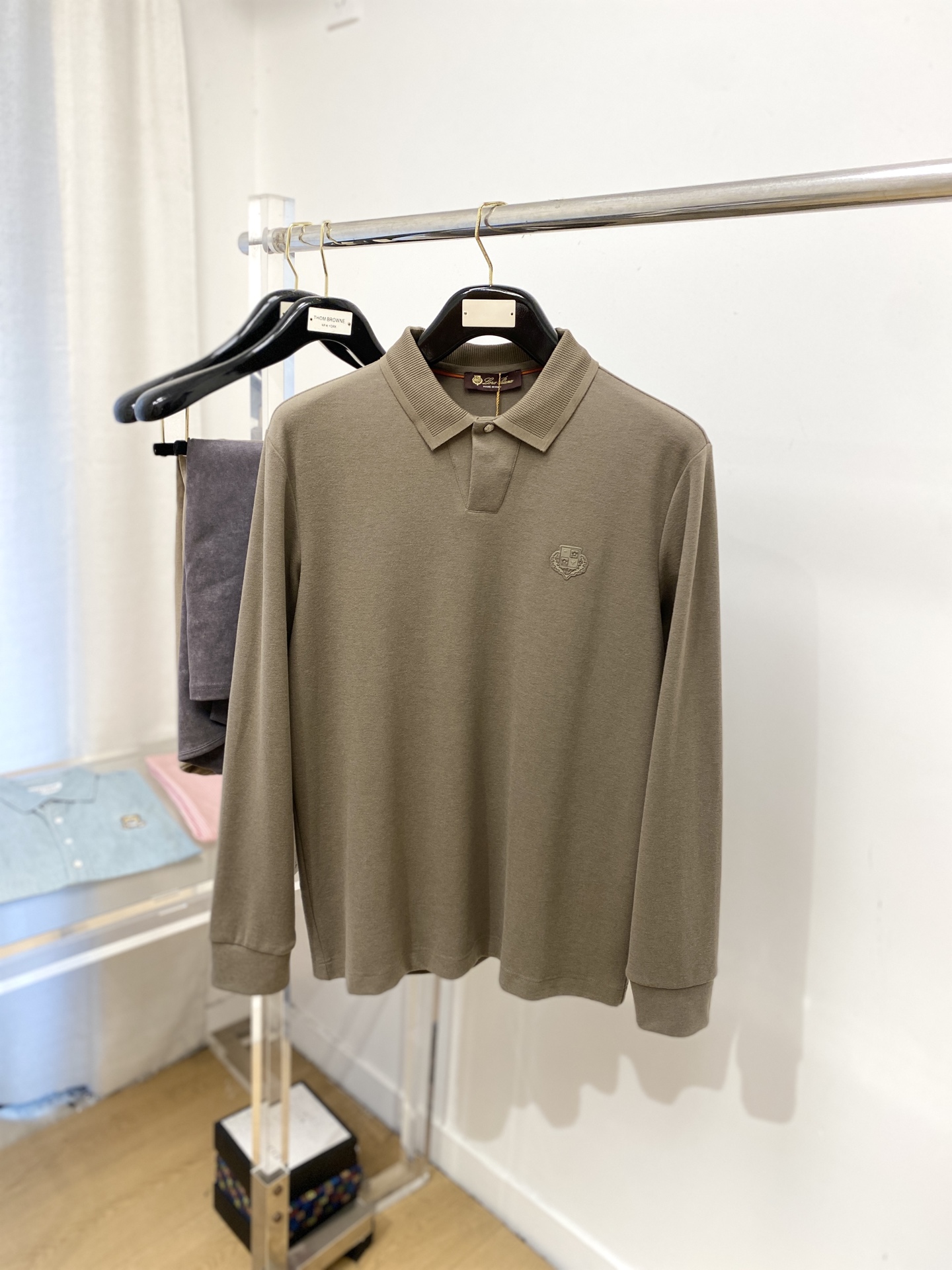 NO:527984,LP, 2025 new long-sleeved sweatshirt, handsome and fashionable, chest design concave and embossed glue pattern logo, simple and versatile style. Fabric cotton is not only crisp, maintains a fashionable silhouette, and is comfortable to wear, and the yarn is more delicate, the number M-4XL, loro piano, hoodie, sweatshirts, alexander wang19860909LP、2025新品长袖卫衣,帅气时尚,胸前设计凹凸印胶图案logo,简约百搭款.面料棉 不仅挺括,保持潮流的廓形,又穿着舒适,纱织更细腻,码数M-4XL,,loro piana,hoodie,sweatshirts,alexander wang,Men's clothing