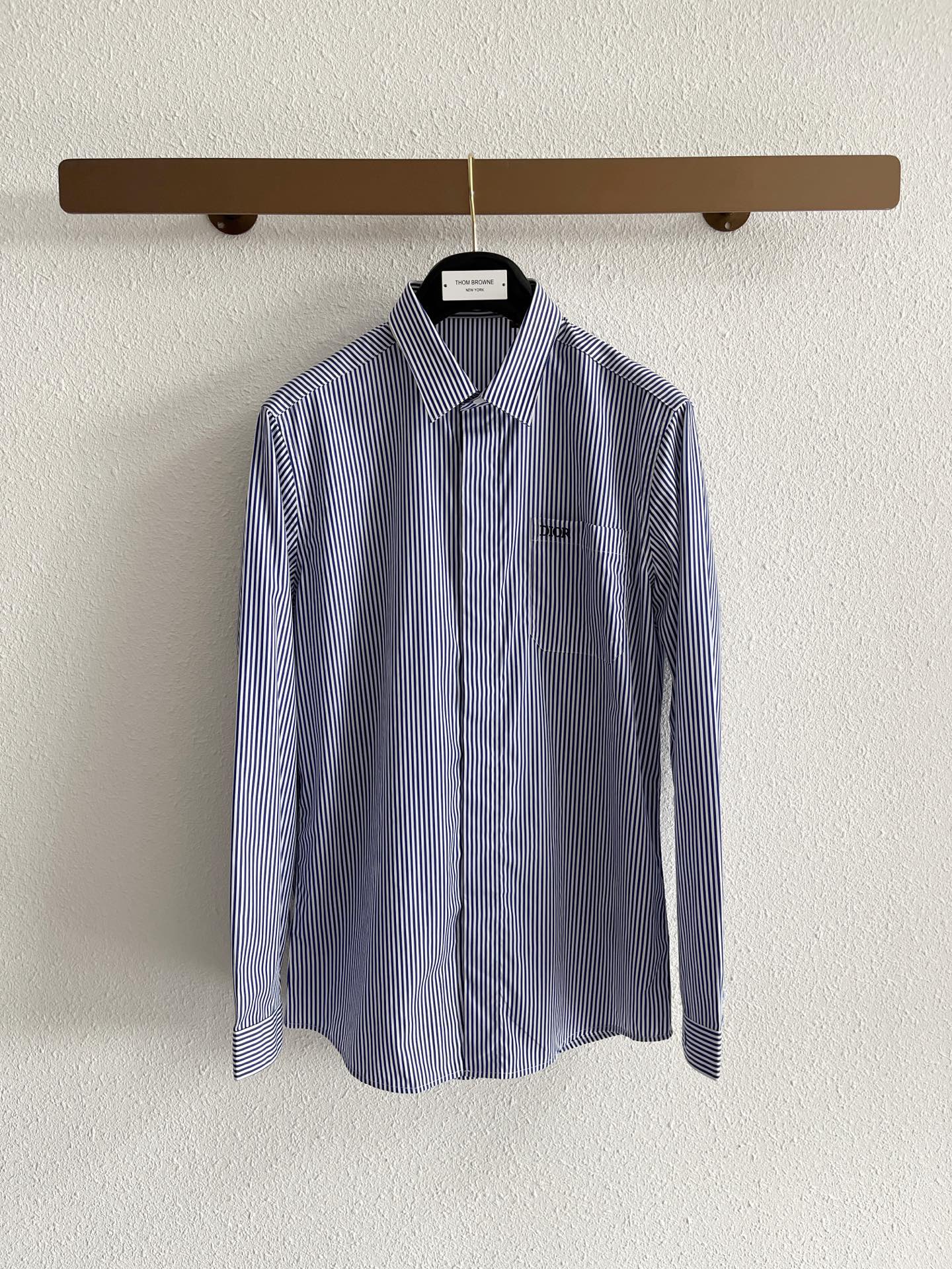 NO:526738,Dior, 2025 new shirt, fashionable and handsome, simple and versatile, customized original fabric, not only crisp, maintains the trendy silhouette, and is comfortable to wear, and the yarn is more delicate, the number M-3XL, dior, dior, shirts, alexander wang19860909Dior迪奥、2025新品衬衫,时尚帅气,简约百搭款,定制原版面料,不仅挺括,保持潮流的廓形,又穿着舒适,纱织更细腻,码数M-3XL,,dior,dior,shirts,alexander wang,Men's clothing