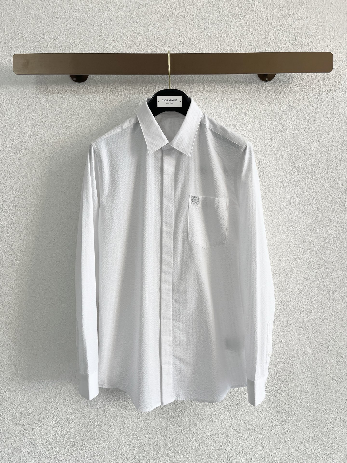 NO:526736,Luo Yiwei, 2025 new shirt, fashionable and handsome, simple and versatile, customized original fabric, not only crisp, maintains the trendy silhouette, but also comfortable to wear, the yarn weaving is more delicate, the number M-3XL, loewe, shirts, alexander wang19860909罗意威、2025新品衬衫,时尚帅气,简约百搭款,定制原版面料,不仅挺括,保持潮流的廓形,又穿着舒适,纱织更细腻,码数M-3XL,,loewe,shirts,alexander wang,Men's clothing