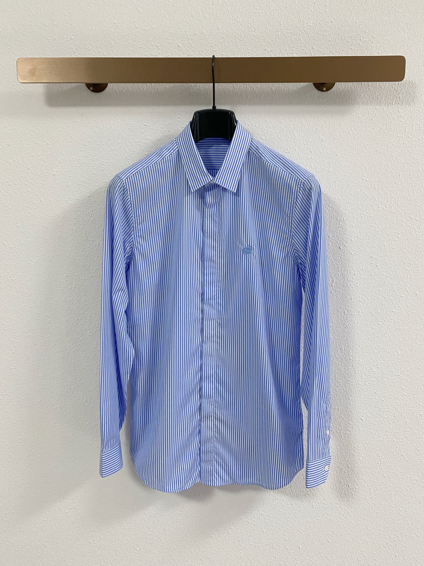 NO:526728,Guqi 2025 new shirt, fashionable and handsome, simple and versatile, customized original fabric, not only crisp, maintains the trendy silhouette, and is comfortable to wear, the yarn is more delicate, the number M-3XL, shirts, alexander wang19860909古奇2025新品衬衫,时尚帅气,简约百搭款,定制原版面料,不仅挺括,保持潮流的廓形,又穿着舒适,纱织更细腻,码数M-3XL,,shirts,alexander wang,Men's clothing