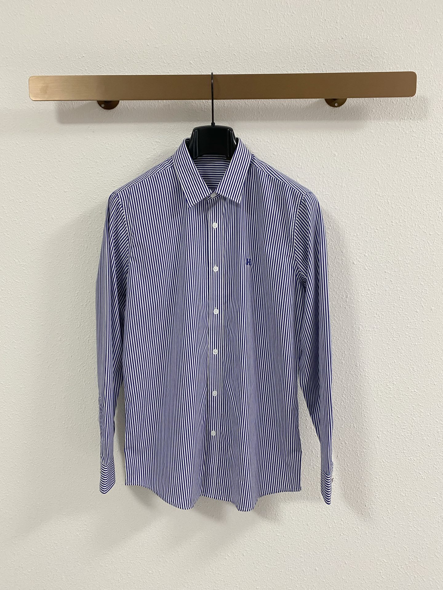 NO:526726,Hermes 2025 new shirt, fashionable and handsome, simple and versatile, customized original fabric, not only crisp, maintains the trendy silhouette, and is comfortable to wear, and the yarn is more delicate, the number M-3XL, hermes, shirts, alexander wang19860909爱马仕2025新品衬衫,时尚帅气,简约百搭款,定制原版面料,不仅挺括,保持潮流的廓形,又穿着舒适,纱织更细腻,码数M-3XL,,hermes,shirts,alexander wang,Men's clothing