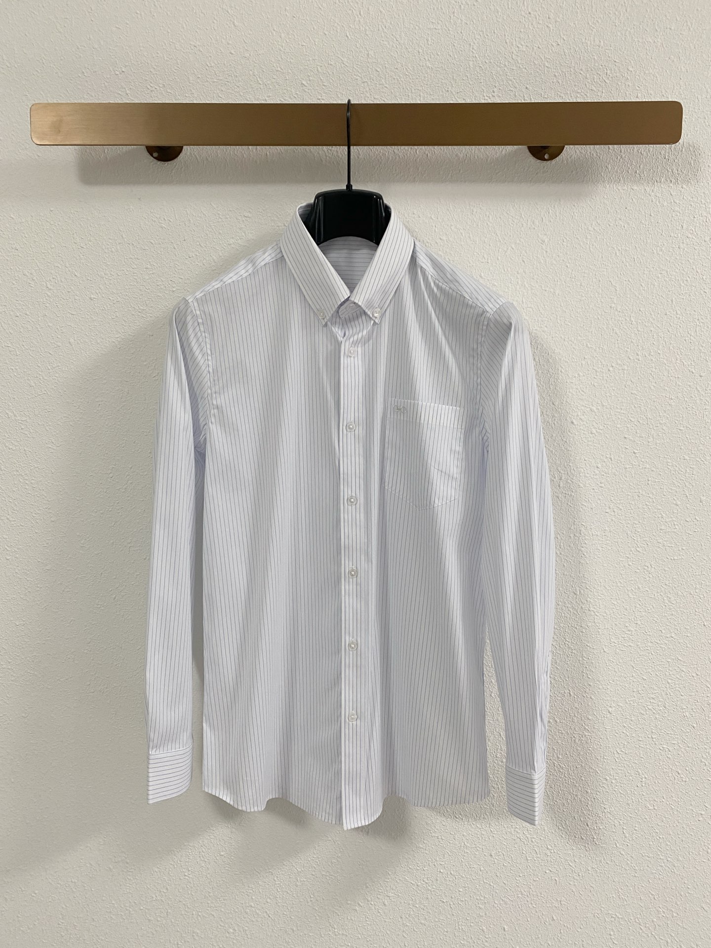 NO:526734,Ferragamo, 2025 new shirts, fashionable and handsome, simple and versatile, customized original fabric, not only crisp, maintains the trendy silhouette, and is comfortable to wear, and the yarn is more delicate, the number M-3XL, ferragamo,shirts, alexander wang19860909菲拉格慕、2025新品衬衫,时尚帅气,简约百搭款,定制原版面料,不仅挺括,保持潮流的廓形,又穿着舒适,纱织更细腻,码数M-3XL,,ferragamo,shirts,alexander wang,Men's clothing