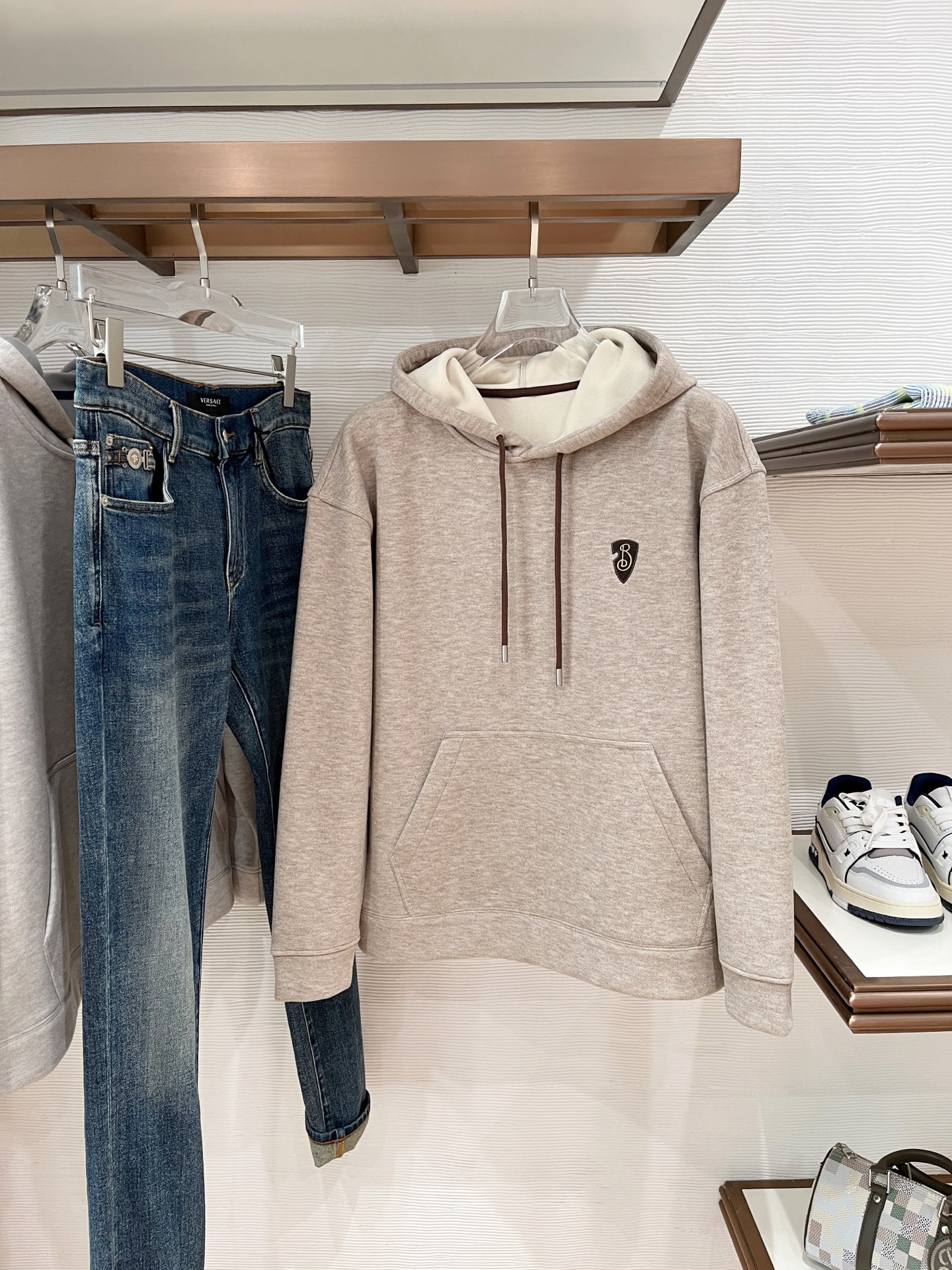 NO:526744,Burberry, 2025 new sweatshirt, handsome and fashionable, simple and versatile. The exquisite embroidered letter logo on the chest, fabric cotton is not only crisp, maintaining the trendy silhouette, and comfortable to wear, and the yarn is more delicate. The number M-3XL, burberry, hoodie, sweatshirts, alexander wang19860909巴宝莉、2025新品卫衣,帅气时尚,简约百搭款.胸前精致刺绣字母logo,面料棉 不仅挺括,保持潮流的廓形,又穿着舒适,纱织更细腻,码数M-3XL,,burberry,hoodie,sweatshirts,alexander wang,Men's clothing