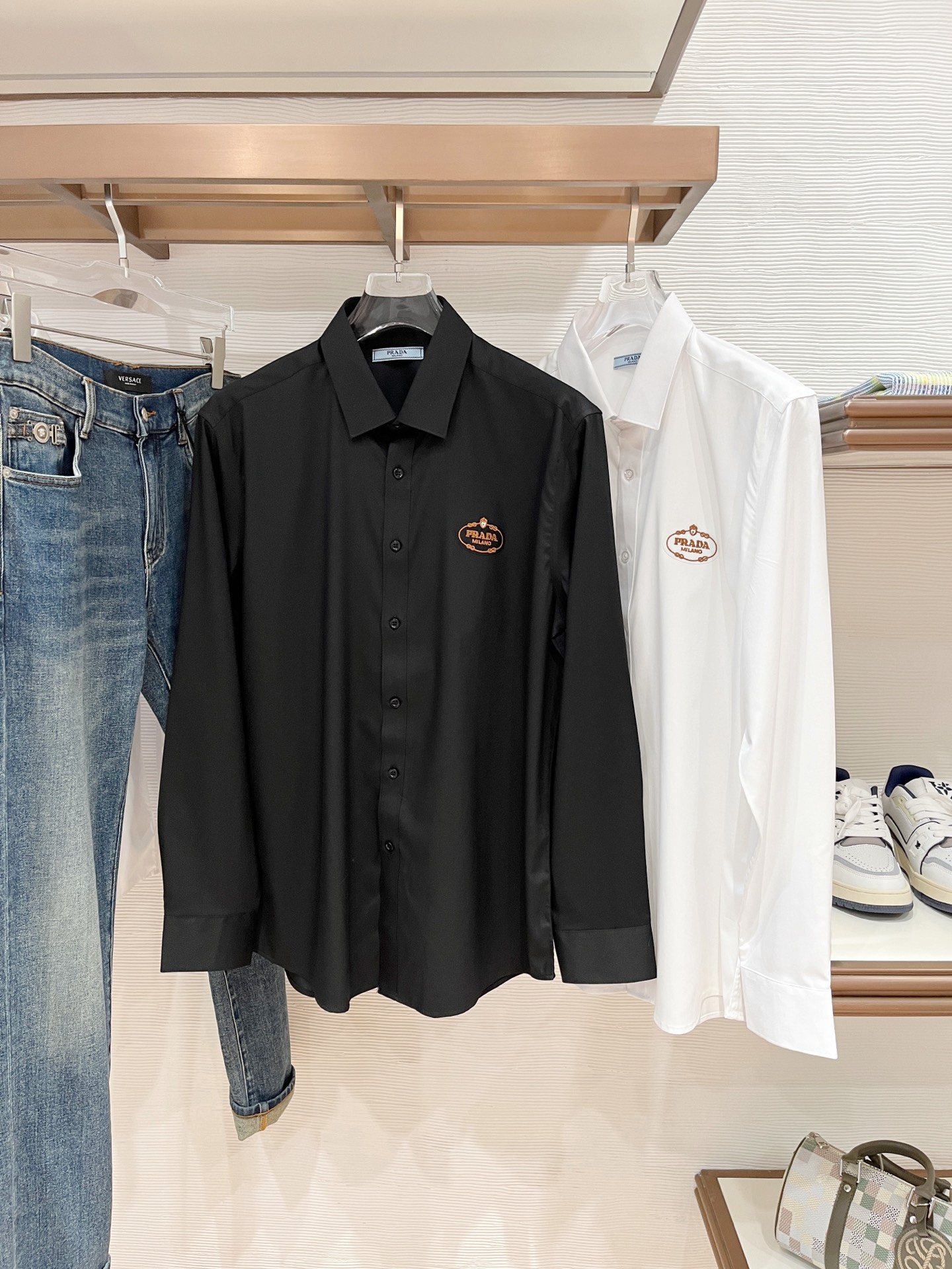 NO:526741,Prada 2025 new shirt, fashionable and handsome, simple and versatile, customized original fabric, not only crisp, maintains the trendy silhouette, but also comfortable to wear, the yarn weaving is more delicate, S-XXL, loro piana, prada, shirts, alexander wang19860909普拉达2025新品衬衫,时尚帅气,简约百搭款,定制原版面料,不仅挺括,保持潮流的廓形,又穿着舒适,纱织更细腻码数S-XXL,,loro piana,prada,shirts,alexander wang,Men's clothing