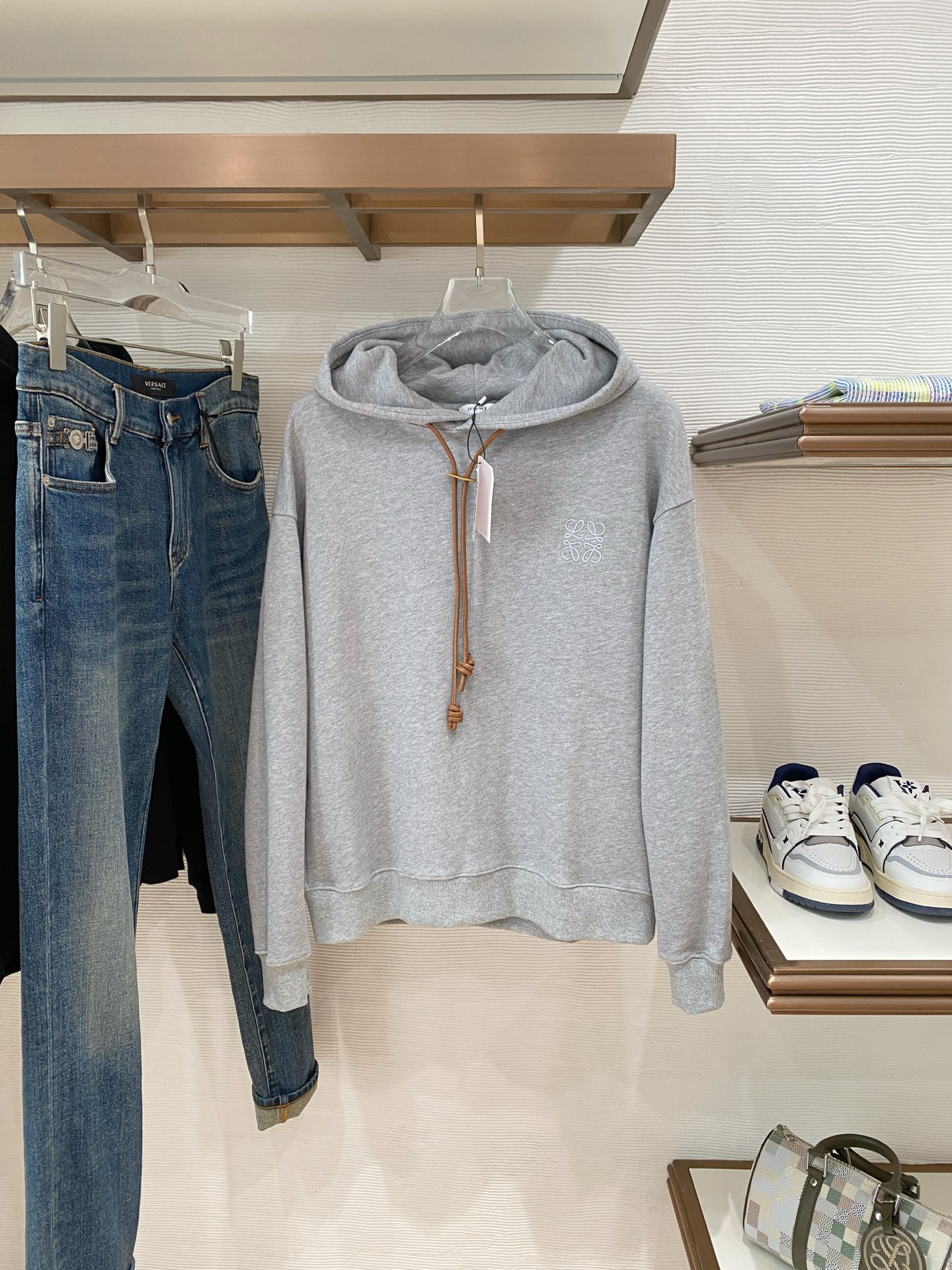 NO:526740,Luo Yiwei, the latest sweatshirt in 2025, handsome and fashionable, exquisite embroidered pattern logo on the chest, simple and versatile style. The fabric cotton is not only crisp, maintains the trendy silhouette, and is also comfortable to wear, and the yarn is more delicate, the number S-XL, loewe, hoodie, sweatshirts, alexander wang19860909罗意威、2025最新款卫衣,帅气时尚,胸前精致刺绣图案logo,简约百搭款.面料棉 不仅挺括,保持潮流的廓形,又穿着舒适,纱织更细腻,码数S-XL,,loewe,hoodie,sweatshirts,alexander wang,Men's clothing