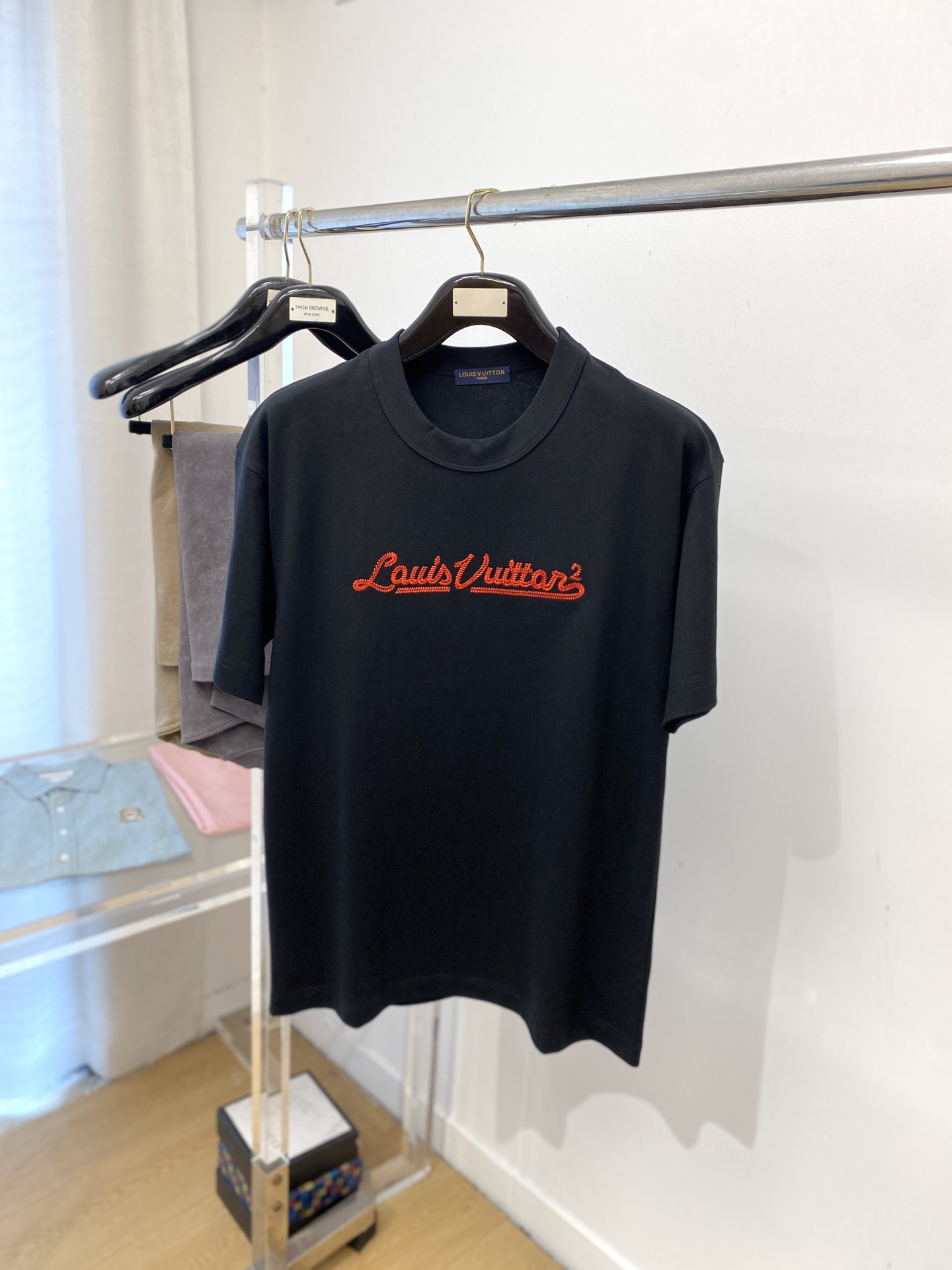 NO:529269,Louis Vuitton, the latest short-sleeved T-shirt in 2025, handsome and fashionable, exquisite embroidered letter logo on the chest, simple and versatile style. The fabric cotton is not only crisp, maintains the trendy silhouette, and is also comfortable to wear, and the yarn is more delicate, the number M-3XL, louis vuitton, T-shirt, tees, t-shirt, alexander wang19860909路易威登、2025最新款短袖T恤,帅气时尚,胸前精致刺绣字母logo,简约百搭款.面料棉 不仅挺括,保持潮流的廓形,又穿着舒适,纱织更细腻,码数M-3XL,,louis vuitton,T-shirt,tees，t-shirt,alexander wang,Men's clothing