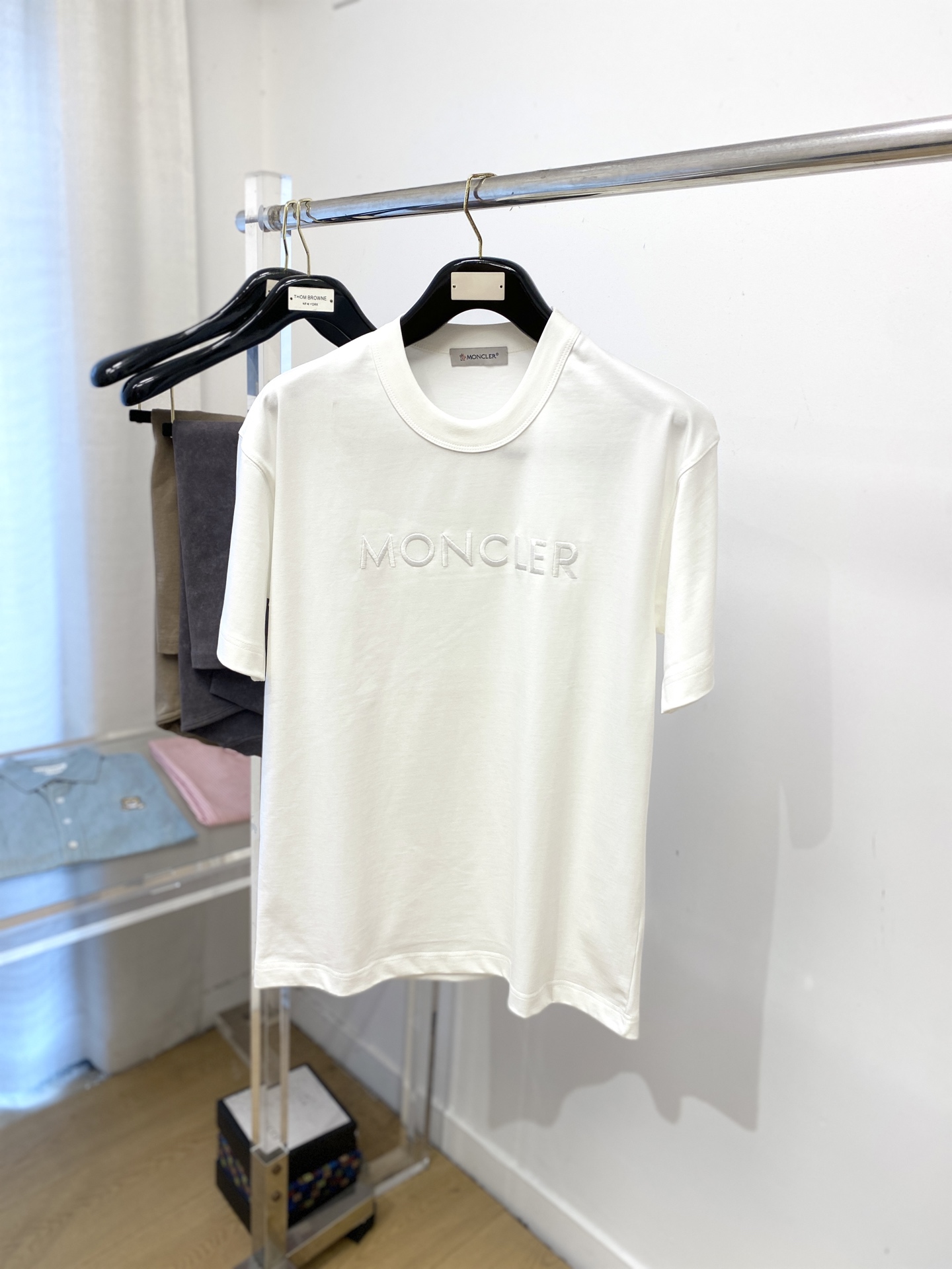 NO:529266,The latest short-sleeved T-shirt in 2025, handsome and fashionable, exquisite embroidered letter logo on the chest, simple and versatile style. The fabric cotton is not only crisp, maintains the trendy silhouette, but also comfortable to wear, and the yarn is more delicate, the number M-3XL, Moncler, T-shirt,tees, t-shirt,alexander wang19860909蒙口、2025最新款短袖T恤,帅气时尚,胸前精致刺绣字母logo,简约百搭款.面料棉 不仅挺括,保持潮流的廓形,又穿着舒适,纱织更细腻,码数M-3XL,,Moncler,T-shirt,tees，t-shirt,alexander wang,Men's clothing