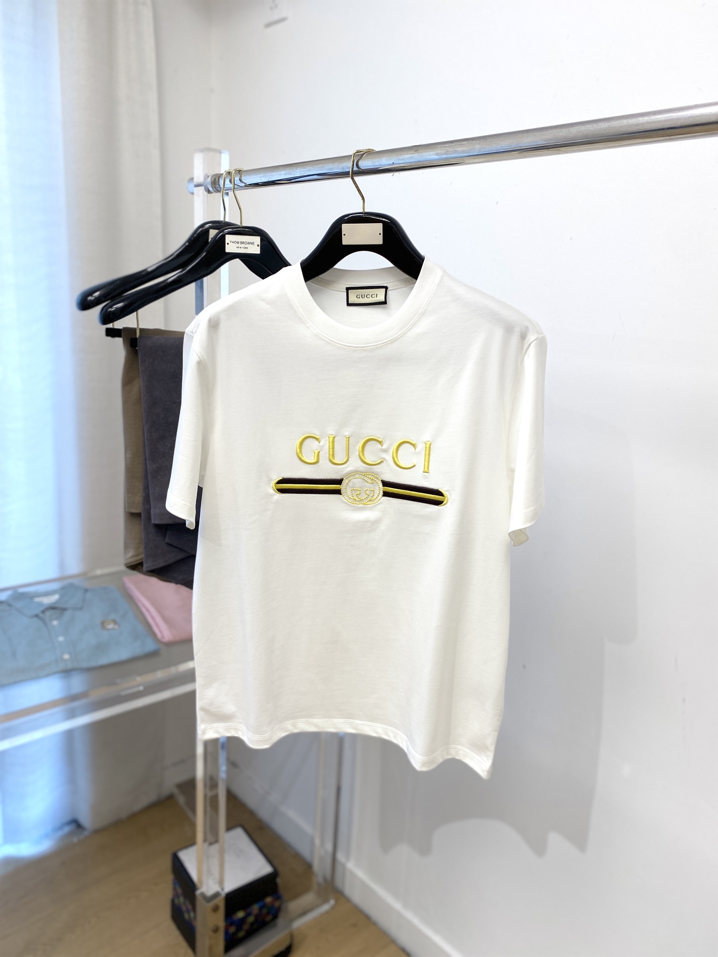 NO:529263,Guqi, the latest short-sleeved T-shirt in 2025, handsome and fashionable, exquisite embroidered letter logo on the chest, simple and versatile style. The fabric cotton is not only crisp, maintains the trendy silhouette, but also comfortable to wear, and the yarn is more delicate, the number M-3XL, T-shirt,tees, t-shirt,alexander wang19860909古奇、2025最新款短袖T恤,帅气时尚,胸前精致刺绣字母logo,简约百搭款.面料棉 不仅挺括,保持潮流的廓形,又穿着舒适,纱织更细腻,码数M-3XL,,T-shirt,tees，t-shirt,alexander wang,Men's clothing