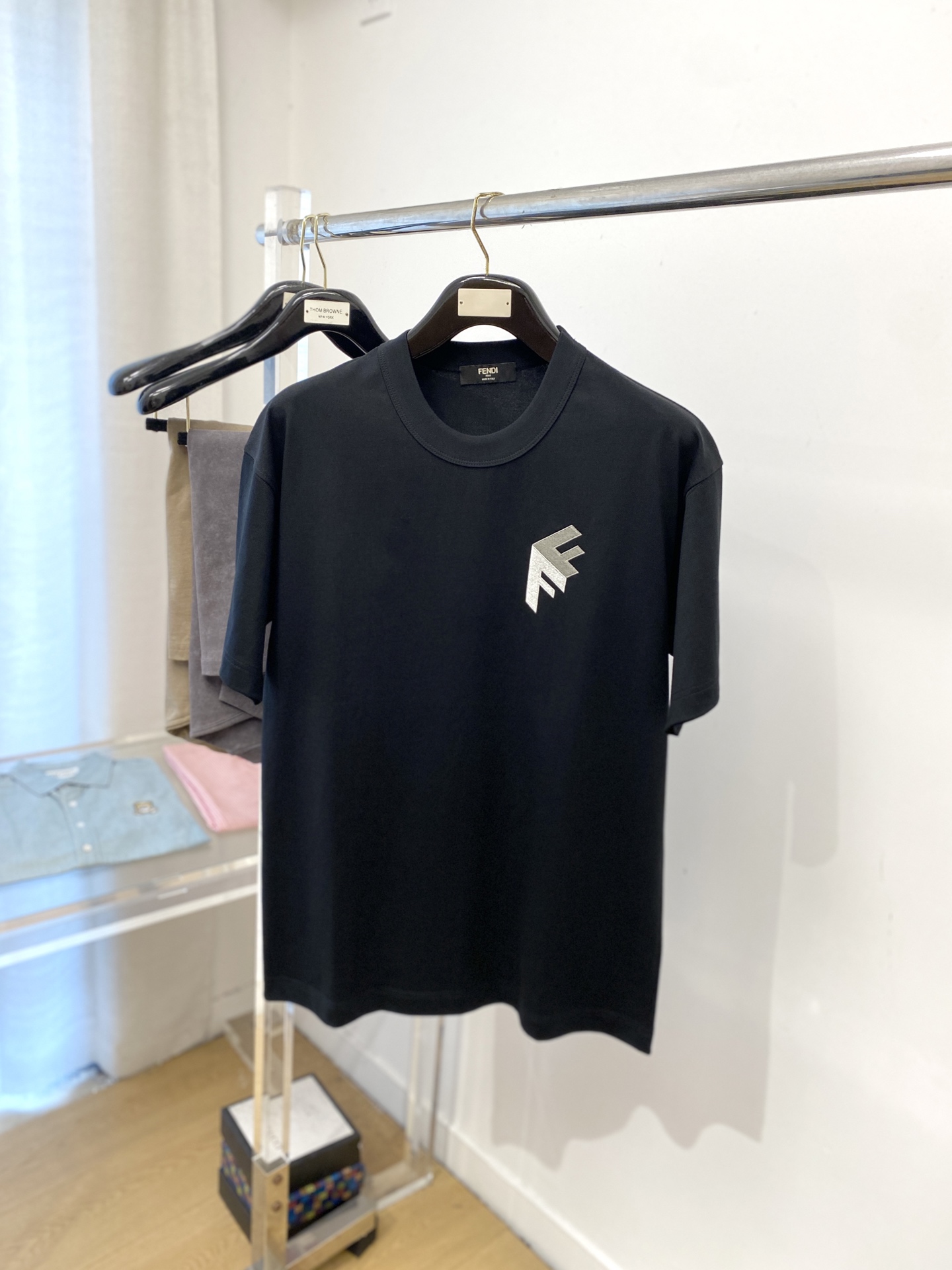 NO:529258,Fendi, the latest short-sleeved T-shirt in 2025, handsome and fashionable, exquisite embroidered letter logo on the chest, simple and versatile style. The fabric cotton is not only crisp, maintains the trendy silhouette, and is also comfortable to wear, and the yarn is more delicate, the number M-3XL, fendi, T-shirt, tees, t-shirt, alexander wang19860909芬迪、2025最新款短袖T恤,帅气时尚,胸前精致刺绣字母logo,简约百搭款.面料棉 不仅挺括,保持潮流的廓形,又穿着舒适,纱织更细腻,码数M-3XL,,fendi,T-shirt,tees，t-shirt,alexander wang,Men's clothing