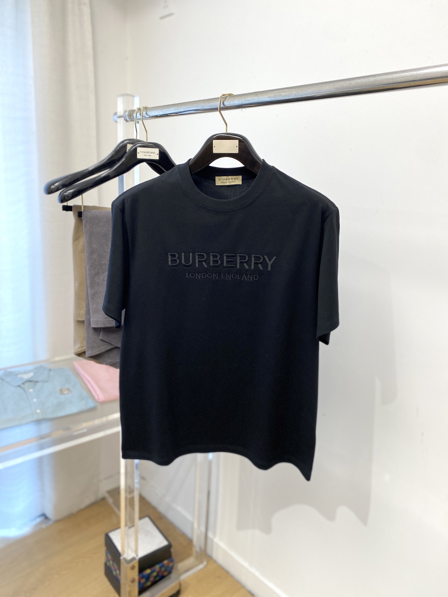 NO:529255,Burberry, the latest short-sleeved T-shirt in 2025, handsome and fashionable, exquisite embroidered letter logo on the chest, simple and versatile style. The fabric cotton is not only crisp, maintains the trendy silhouette, and is comfortable to wear, and the yarn is more delicate, the number M-3XL, burberry, T-shirt, tees, t-shirt, alexander wang19860909巴宝莉、2025最新款短袖T恤,帅气时尚,胸前精致刺绣字母logo,简约百搭款.面料棉 不仅挺括,保持潮流的廓形,又穿着舒适,纱织更细腻,码数M-3XL,,burberry,T-shirt,tees，t-shirt,alexander wang,Men's clothing