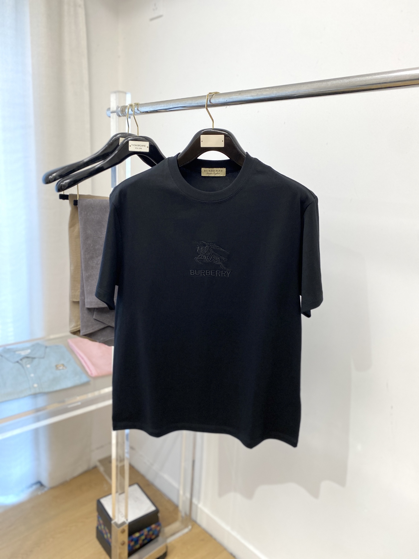 NO:529252,Burberry, the latest short-sleeved T-shirt in 2025, handsome and fashionable, exquisite embroidered pattern letter logo on the chest, simple and versatile style. The fabric cotton is not only crisp, maintains the trendy silhouette, but also comfortable to wear, and the yarn is more delicate, the number M-3XL, burberry, T-shirt, tees, t-shirt, alexander wang19860909巴宝莉、2025最新款短袖T恤,帅气时尚,胸口精致刺绣图案字母logo,简约百搭款.面料棉 不仅挺括,保持潮流的廓形,又穿着舒适,纱织更细腻,码数M-3XL,,burberry,T-shirt,tees，t-shirt,alexander wang,Men's clothing