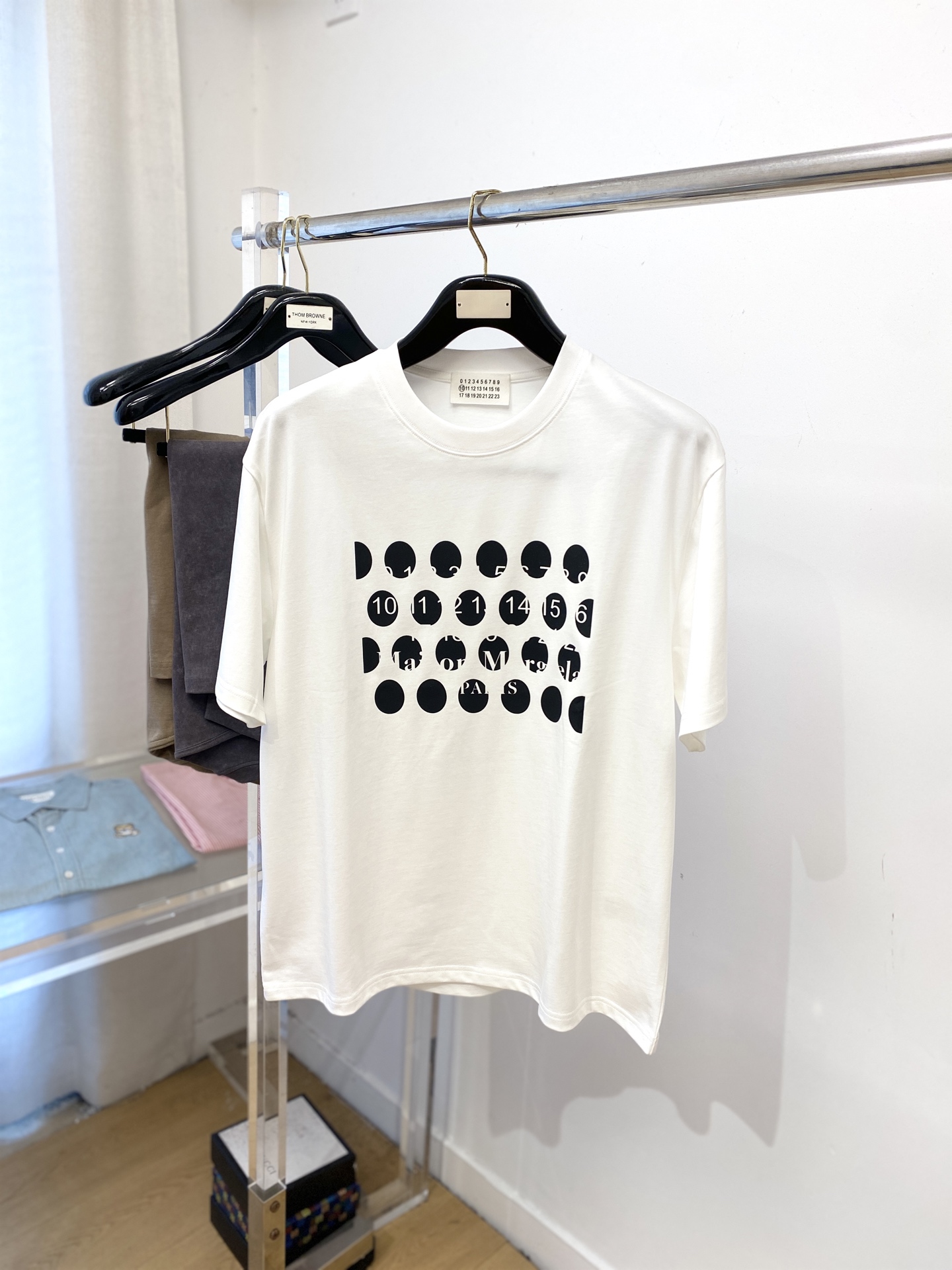 NO:529246,Magila, the latest short-sleeved T-shirt in 2025, handsome and fashionable, top printed letter logo on the chest, simple and versatile style. The fabric cotton is not only crisp, maintains the trendy silhouette, and is also comfortable to wear, and the yarn is more delicate, the number M-3XL,,masion magiela,T-shirt,tees,t-shirt,alexander wang19860909马吉拉、2025最新款短袖T恤,帅气时尚,胸前顶级印花字母logo,简约百搭款.面料棉 不仅挺括,保持潮流的廓形,又穿着舒适,纱织更细腻,码数M-3XL,,masion margiela,T-shirt,tees，t-shirt,alexander wang,Men's clothing