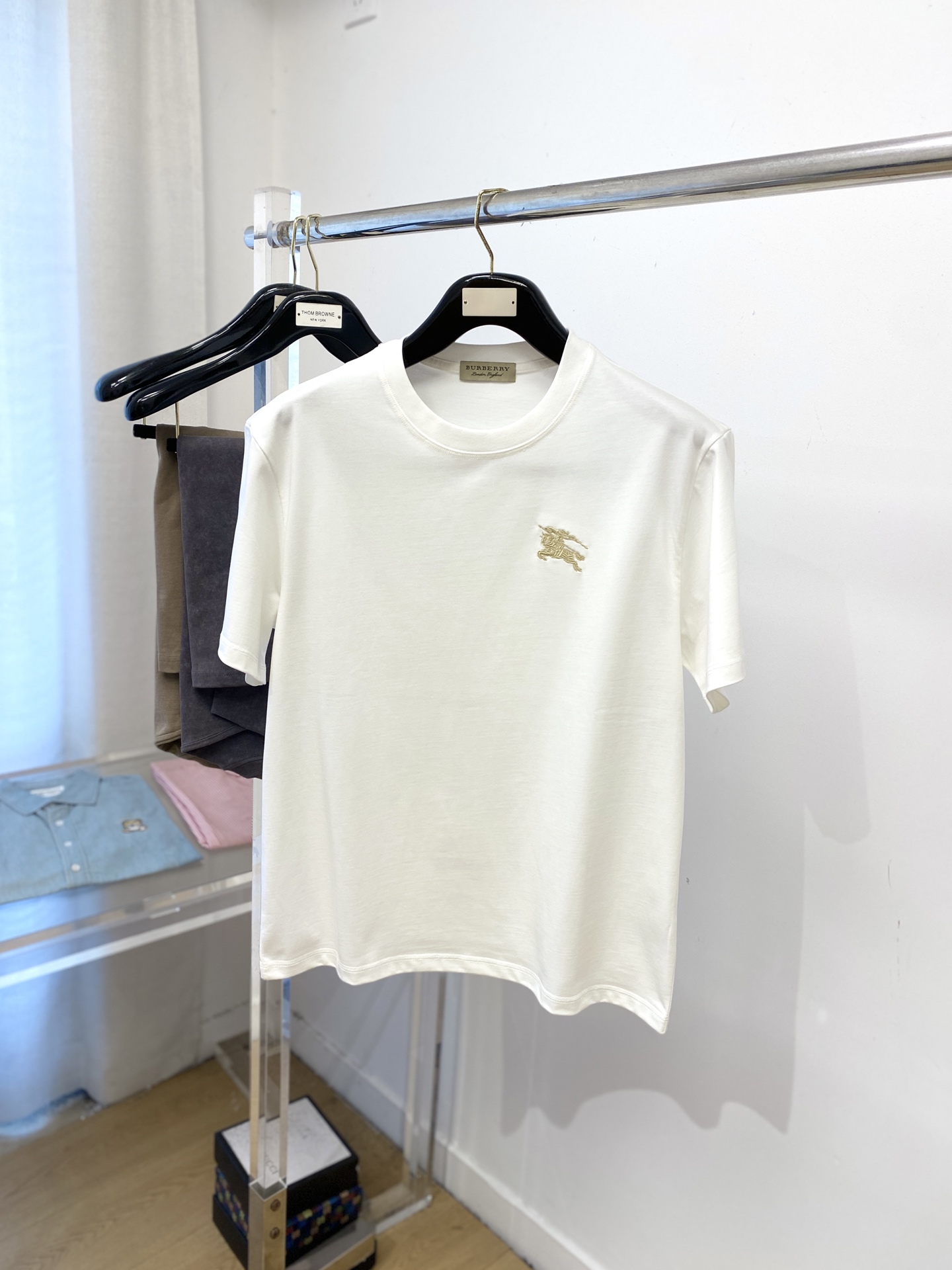 NO:529243,Burberry, the latest short-sleeved T-shirt in 2025, handsome and fashionable, exquisite embroidered pattern logo on the chest, simple and versatile style. The fabric cotton is not only crisp, maintains the trendy silhouette, but also comfortable to wear, and the yarn is more delicate, the number M-3XL, burberry, T-shirt, tees, t-shirt, alexander wang19860909巴宝莉、2025最新款短袖T恤,帅气时尚,胸前精致刺绣图案logo,简约百搭款.面料棉 不仅挺括,保持潮流的廓形,又穿着舒适,纱织更细腻,码数M-3XL,,burberry,T-shirt,tees，t-shirt,alexander wang,Men's clothing