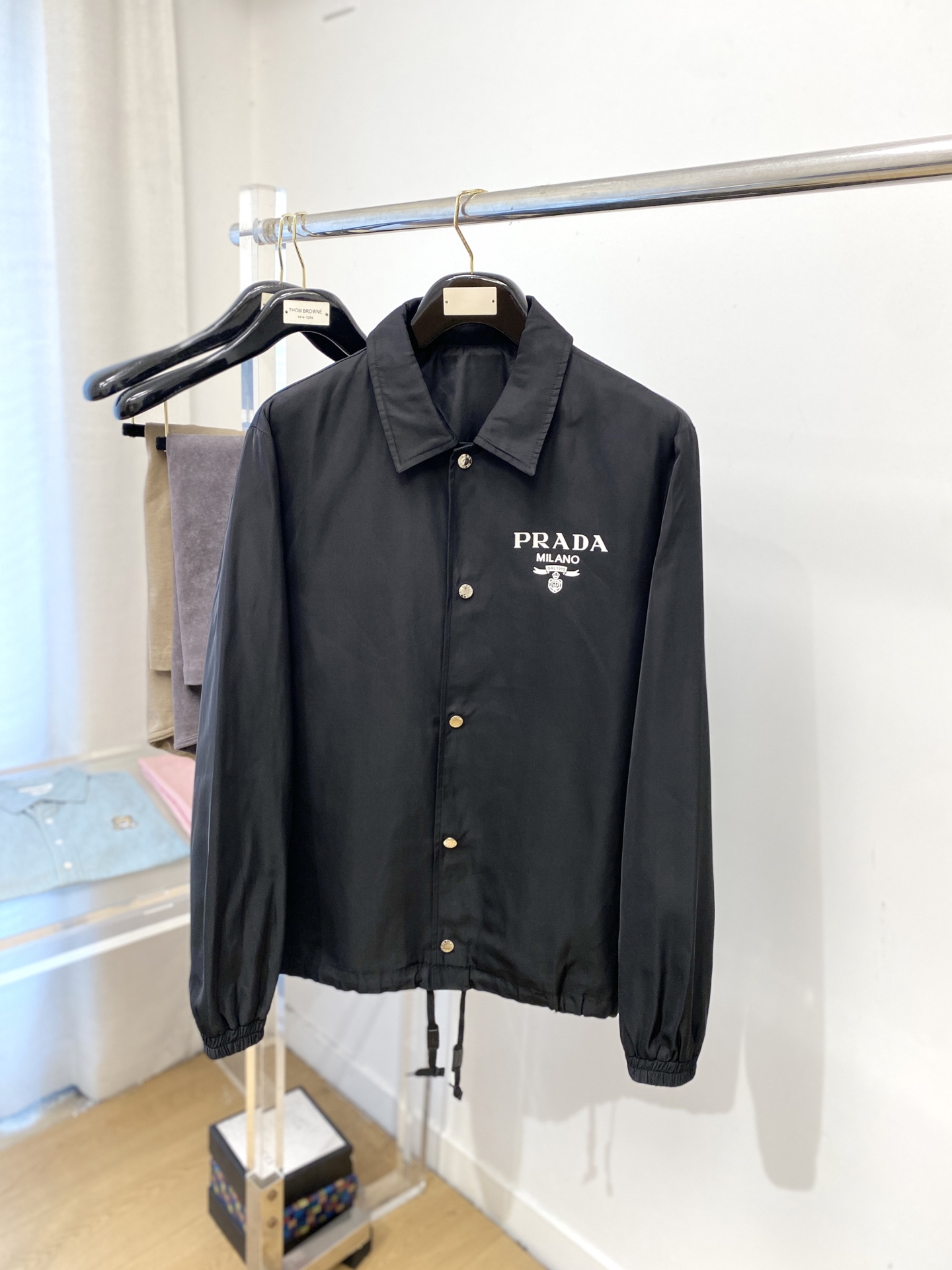 NO:529275,Prada, 2025 new jacket jacket, fashionable and handsome, simple and versatile style, top-grade printed letter logo on the chest, customized original fabric, not only crisp, maintains the trendy silhouette, and is comfortable to wear, the yarn weaving is more delicate, the number M-3XL, prada, jackets & coats, jackets & coats, alexander wang19860909普拉达、2025新品夹克外套,时尚帅气,简约百搭款,胸前顶级印胶字母logo,定制原版面料,不仅挺括,保持潮流的廓形,又穿着舒适,纱织更细腻,码数M-3XL,,prada,jackets & coats,jackets & coats,alexander wang,Men's clothing