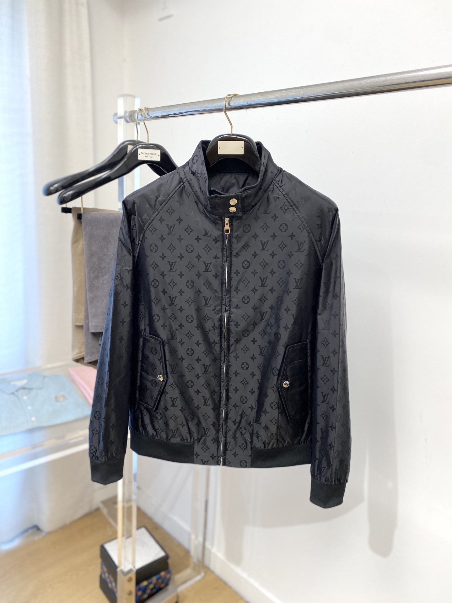 NO:529282,Louis Vuitton, 2025 new jacket jacket, fashionable and handsome, simple and versatile, top digital positioning and fixed pattern letter logo, customized original fabric, not only crisp, maintains the trendy silhouette, and is comfortable to wear, and the yarn is more delicate, code number M-3XL, louis vuitton, jackets & coats, jackets & coats, alexander wang19860909路易威登、2025新品夹克外套,时尚帅气,简约百搭款,顶级数码定位定织图案字母logo,定制原版面料,不仅挺括,保持潮流的廓形,又穿着舒适,纱织更细腻,码数M-3XL,,louis vuitton,jackets & coats,jackets & coats,alexander wang,Men's clothing