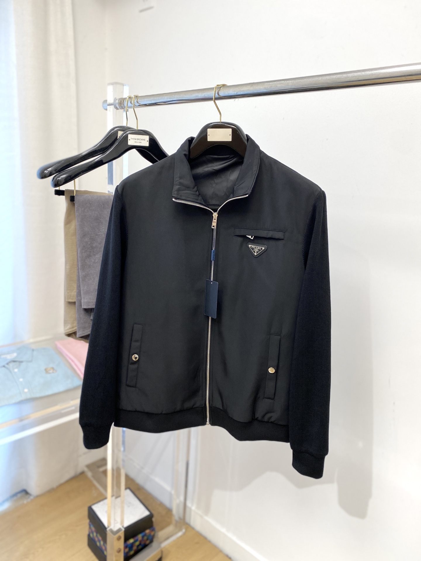 NO:529273,Prada, 2025 new jacket jacket, fashionable and handsome, simple and versatile style, chest hardware decorative triangle logo, customized original fabric, not only crisp, maintains the trendy silhouette, and is comfortable to wear, the yarn weaving is more delicate, the number M-3XL, prada, jackets & coats, jackets & coats, alexander wang19860909普拉达、2025新品夹克外套,时尚帅气,简约百搭款,胸前五金装饰三角标logo,定制原版面料,不仅挺括,保持潮流的廓形,又穿着舒适,纱织更细腻,码数M-3XL,,prada,jackets & coats,jackets & coats,alexander wang,Men's clothing