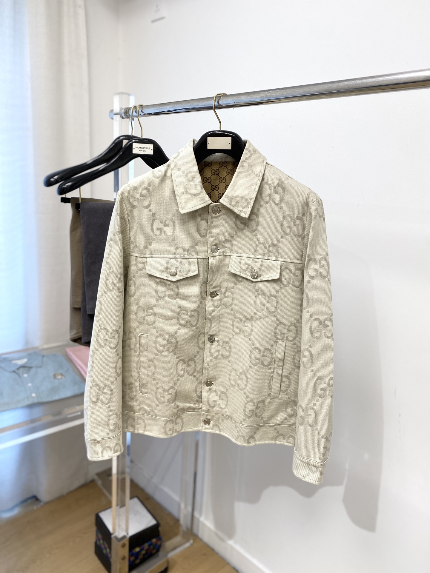 NO:529271,Guqi, 2025 new denim jacket, fashionable and handsome, simple and versatile, top digital positioning and woven letter logo, customized original fabric, not only crisp, maintains the trendy silhouette, and is comfortable to wear, the yarn is more delicate, the number M-3XL, jackets & coats, alexander wang19860909古奇、2025新品牛仔外套,时尚帅气,简约百搭款,顶级数码定位定织字母logo,定制原版面料,不仅挺括,保持潮流的廓形,又穿着舒适,纱织更细腻,码数M-3XL,,jackets & coats,alexander wang,Men's clothing