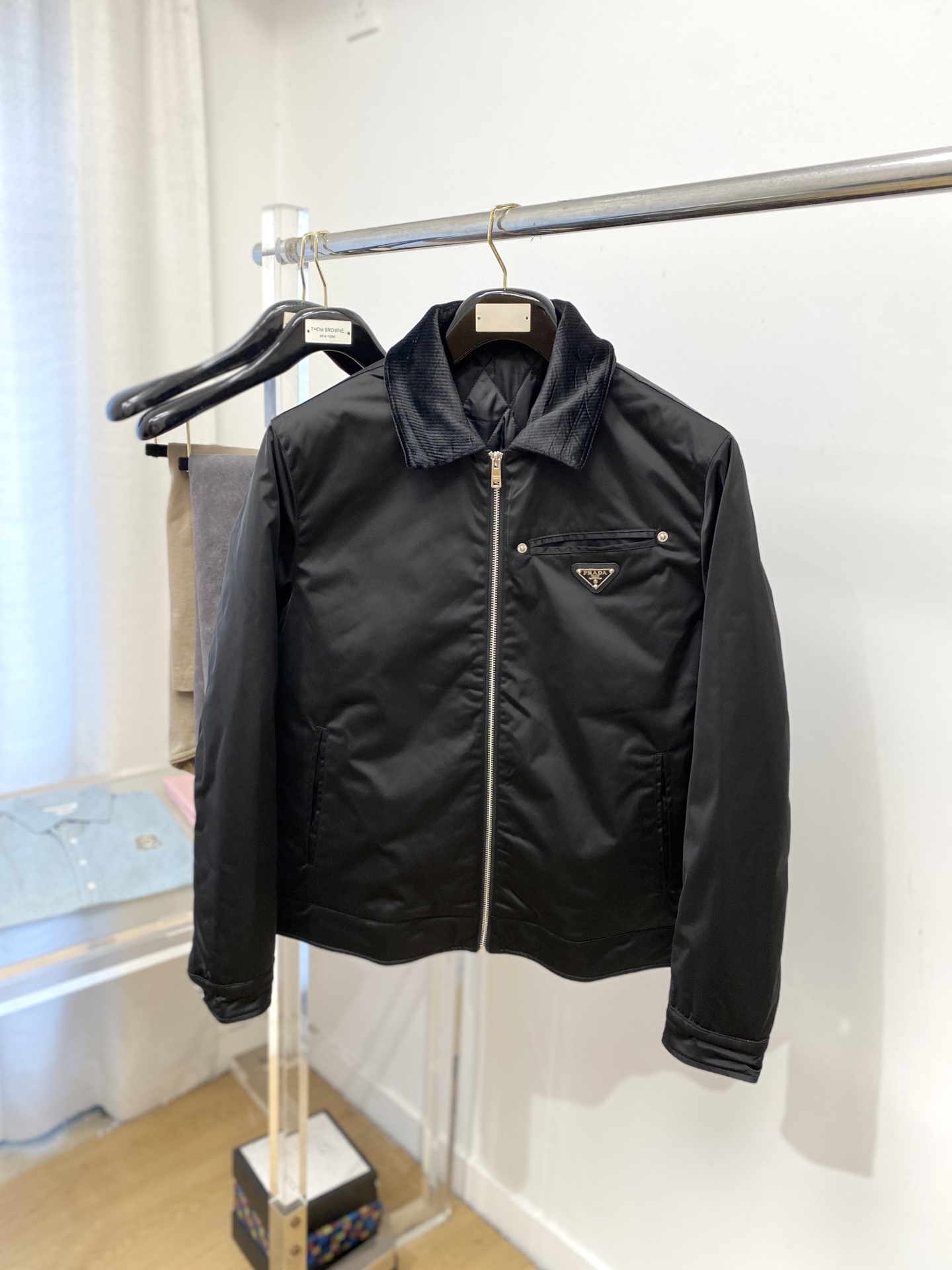 NO:529286,Prada, 2025 new jacket jacket, fashionable and handsome, simple and versatile style, chest hardware decorative triangle logo, customized original fabric, not only crisp, maintains the trendy silhouette, and is comfortable to wear, the yarn weaving is more delicate, the number M-3XL, prada, jackets & coats, jackets & coats, alexander wang19860909普拉达、2025新品夹克外套,时尚帅气,简约百搭款,胸前五金装饰三角标logo,定制原版面料,不仅挺括,保持潮流的廓形,又穿着舒适,纱织更细腻,码数M-3XL,,prada,jackets & coats,jackets & coats,alexander wang,Men's clothing