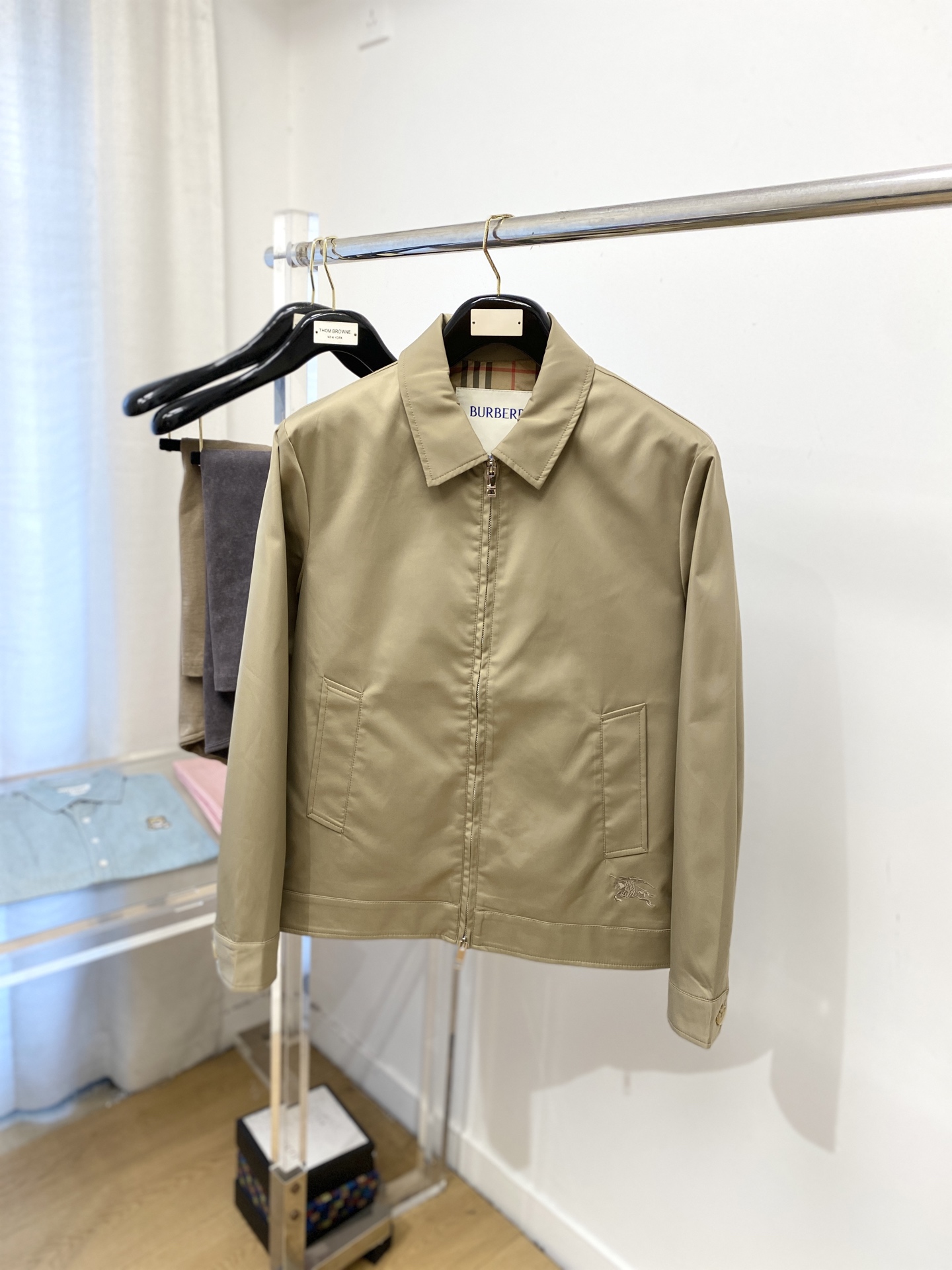 NO:529278,Burberry, 2025 new jacket jacket, fashionable and handsome, simple and versatile style, exquisite embroidery pattern logo under the clothes, customized original fabric, not only crisp, maintains the trendy silhouette, and is comfortable to wear, and the yarn is more delicate, the number M-3XL, burberry, jackets & coats, jackets & coats, alexander wang19860909巴宝莉、2025新品夹克外套,时尚帅气,简约百搭款,衣下精致刺绣图案logo,定制原版面料,不仅挺括,保持潮流的廓形,又穿着舒适,纱织更细腻,码数M-3XL,,burberry,jackets & coats,jackets & coats,alexander wang,Men's clothing