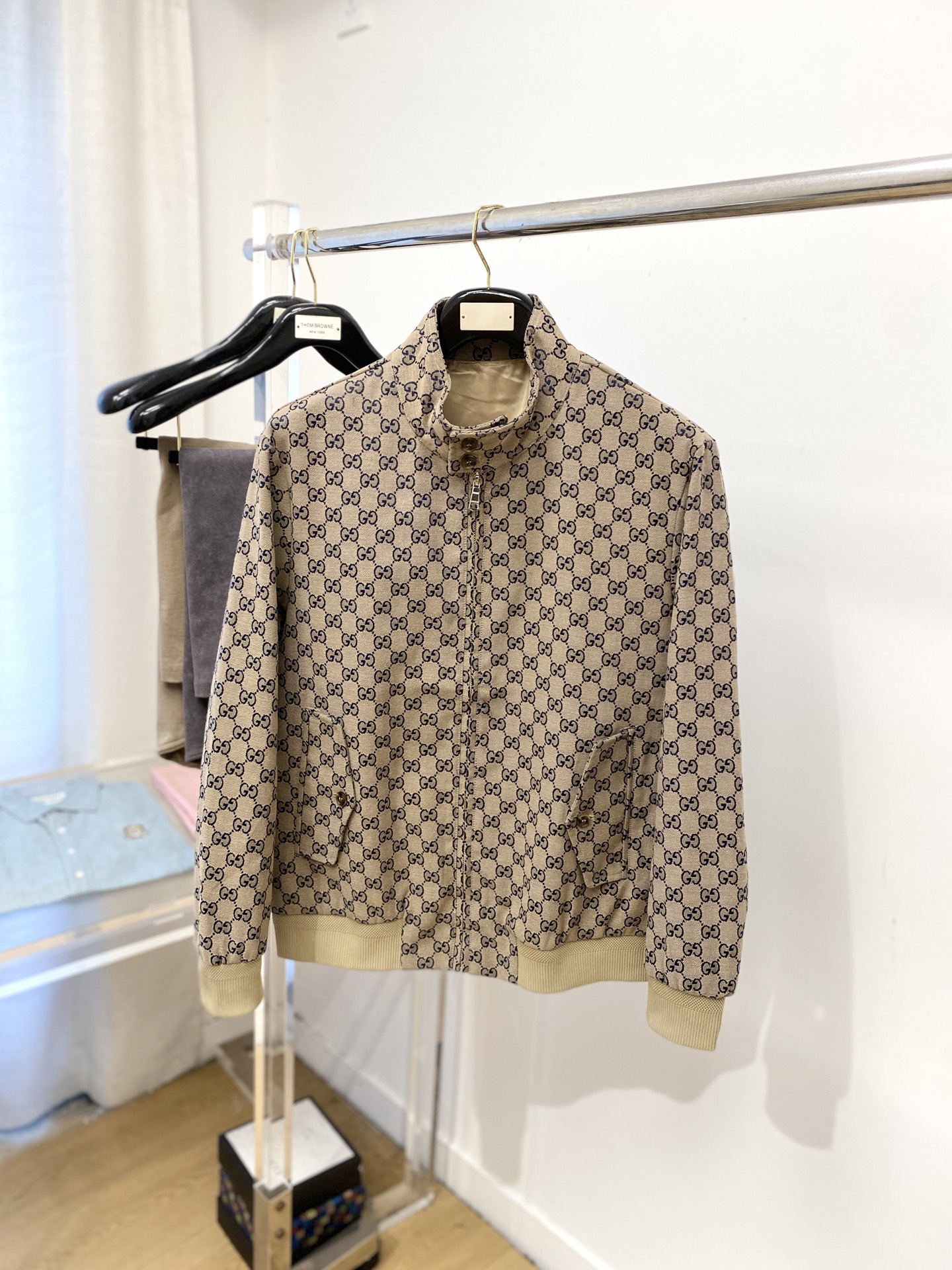 NO:529276,Guqi, 2025 new denim jacket, fashionable and handsome, simple and versatile, top digital positioning and woven letter logo, customized original fabric, not only crisp, maintains the trendy silhouette, and is comfortable to wear, the yarn is more delicate, the code number M-3XL, jackets & coats, alexander wang19860909古奇、2025新品牛仔外套,时尚帅气,简约百搭款,顶级数码定位定织字母logo,定制原版面料,不仅挺括,保持潮流的廓形,又穿着舒适,纱织更细腻,码数M-3XL,,jackets & coats,alexander wang,Men's clothing