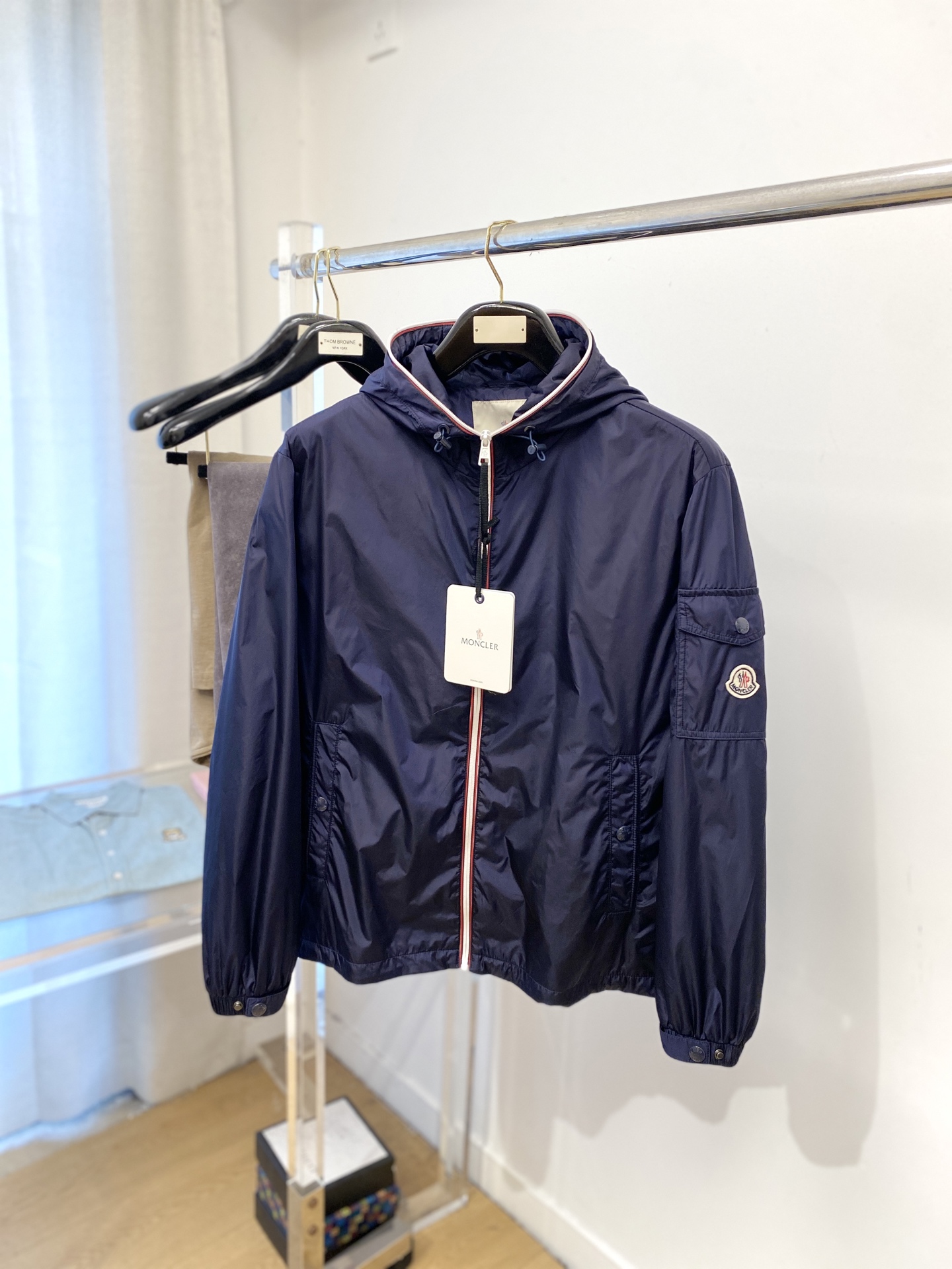 NO:529274,The cover, 2025 new jacket jacket, fashionable and handsome, simple and versatile style, cuff embroidery decorative pattern logo, customized original fabric, not only crisp, maintains the trendy silhouette, and is comfortable to wear, the yarn weaving is more delicate, the number M-3XL, Moncler, jackets & coats, jackets & coats, alexander wang19860909蒙口、2025新品夹克外套,时尚帅气,简约百搭款,袖口刺绣装饰图案logo,定制原版面料,不仅挺括,保持潮流的廓形,又穿着舒适,纱织更细腻,码数M-3XL,,Moncler,jackets & coats,jackets & coats,alexander wang,Men's clothing