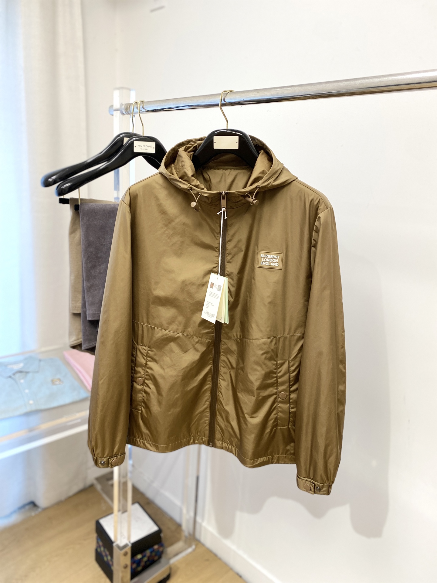 NO:529272,Burberry, 2025 new jacket jacket, fashionable and handsome, simple and versatile style, chest embroidery decorative pattern logo, customized original fabric, not only crisp, maintains the trendy silhouette, and is comfortable to wear, the yarn weaving is more delicate, the number M-3XL, burberry, jackets & coats, jackets & coats, alexander wang19860909巴宝莉、2025新品夹克外套,时尚帅气,简约百搭款,胸前刺绣装饰图案logo,定制原版面料,不仅挺括,保持潮流的廓形,又穿着舒适,纱织更细腻,码数M-3XL,,burberry,jackets & coats,jackets & coats,alexander wang,Men's clothing