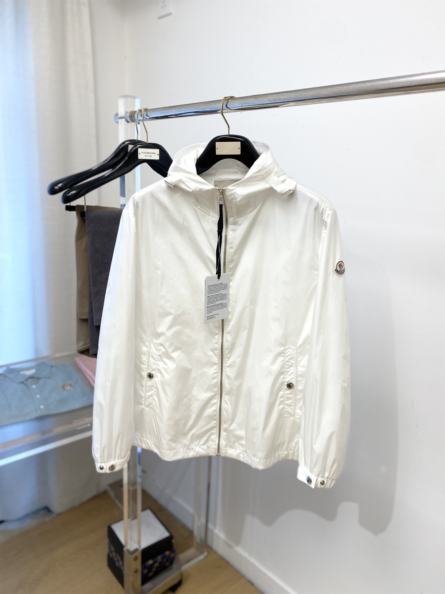 NO:529270,The cover, 2025 new jacket jacket, fashionable and handsome, simple and versatile style, cuff embroidery decorative pattern logo, customized original fabric, not only crisp, maintains the trendy silhouette, and is comfortable to wear, the yarn weaving is more delicate, the number M-3XL, Moncler, jackets & coats, jackets & coats, alexander wang19860909蒙口、2025新品夹克外套,时尚帅气,简约百搭款,袖口刺绣装饰图案logo,定制原版面料,不仅挺括,保持潮流的廓形,又穿着舒适,纱织更细腻,码数M-3XL,,Moncler,jackets & coats,jackets & coats,alexander wang,Men's clothing