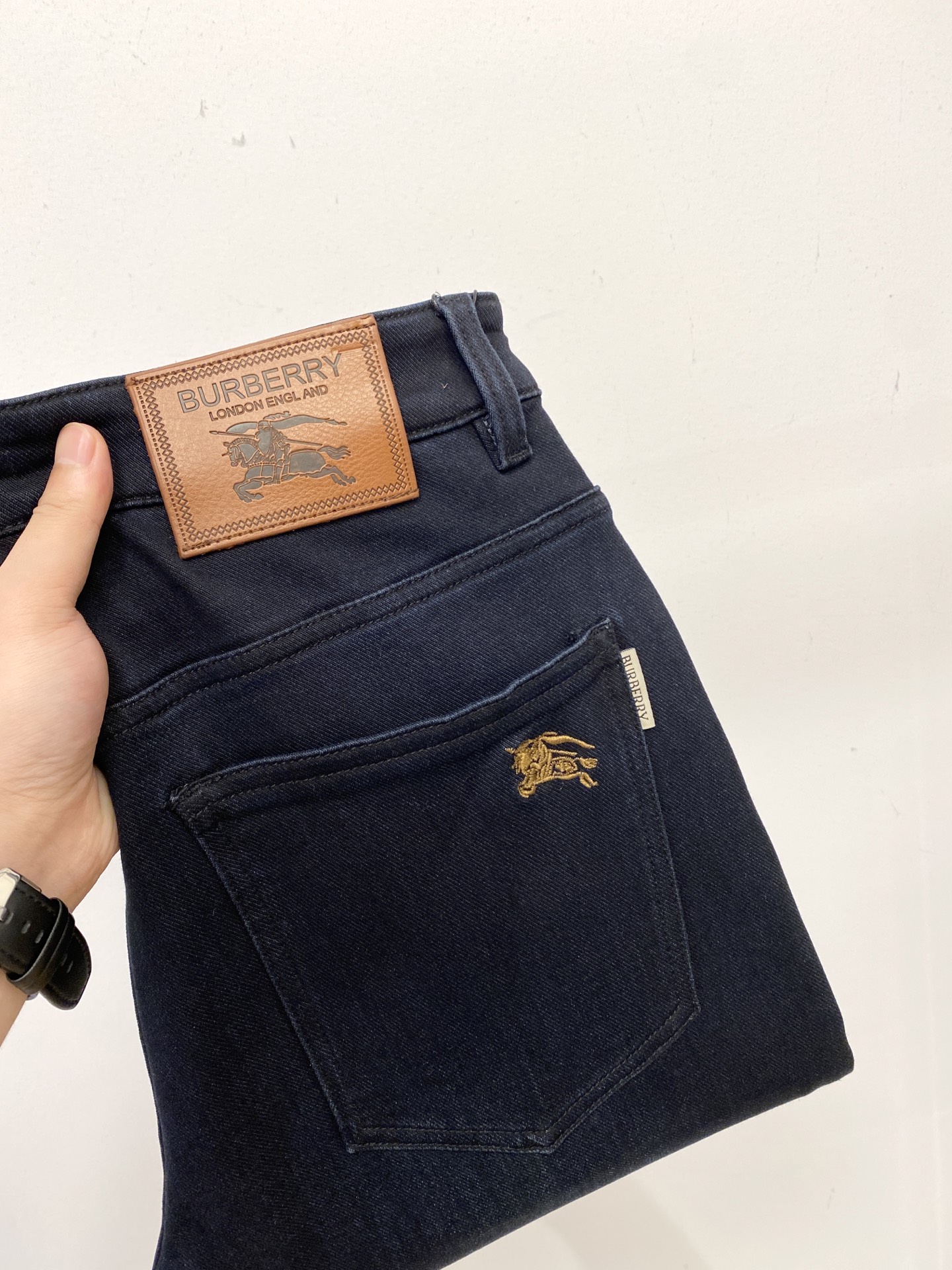 NO:529268,Burberry, 2025 latest products, special counters are available at the same time, original singles, washable casual jeans, imported original washable elastic fabric, comfortable and elastic, original hardware and auxiliary decorative logo, super positive style, extremely high grade, counter quality, fashionable and stylish upper body, 29-40, burberry, jeans, alexander wang19860909巴宝莉、 2025最新品,专柜同步有售,原单狠货,水洗休闲牛仔裤,进口原版水洗弹力面料,舒适有弹性,原版五金辅料装饰logo,版型超正,档次极高,专柜品质,上身时尚有型,码数29-40,,burberry,jeans,alexander wang,Men's clothing