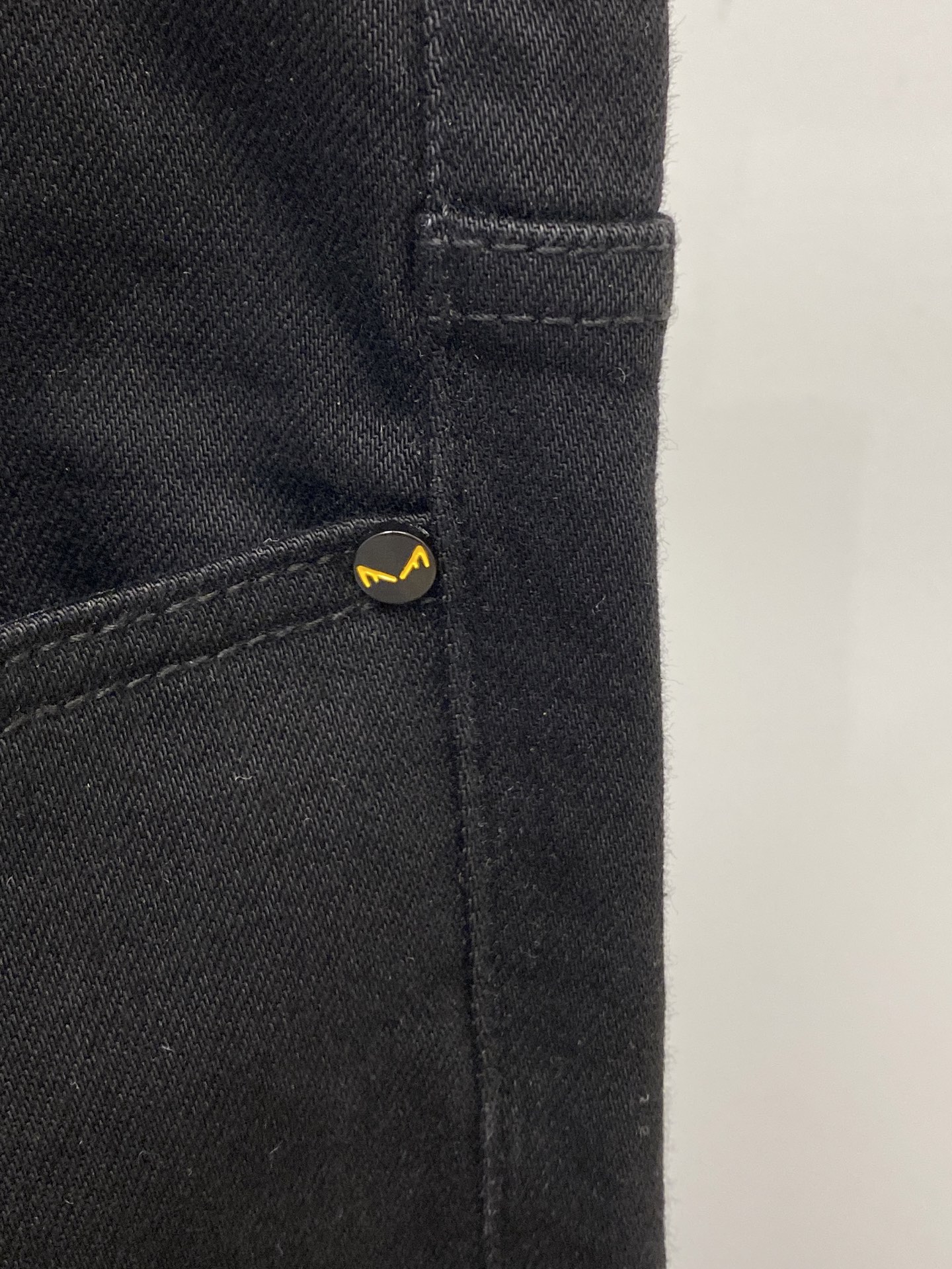 💰150芬迪、 2025最新品，专柜同步有售，原单狠货，水洗休闲牛仔裤，进口原版水洗弹力面料，舒适有弹性，原版五金辅料装饰logo，版型超正，档次极高，专柜品质，上身时尚有型，码数29-40 