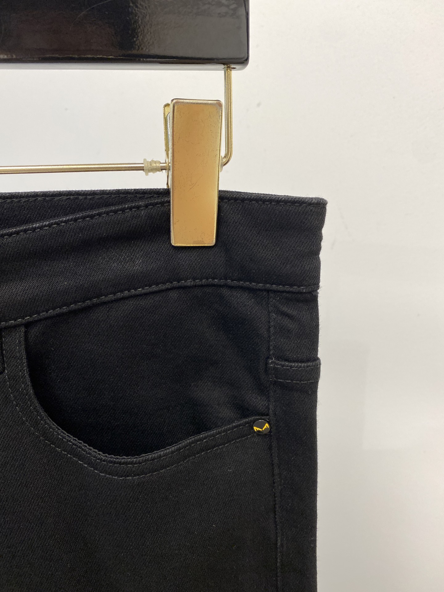 💰150芬迪、 2025最新品，专柜同步有售，原单狠货，水洗休闲牛仔裤，进口原版水洗弹力面料，舒适有弹性，原版五金辅料装饰logo，版型超正，档次极高，专柜品质，上身时尚有型，码数29-40 