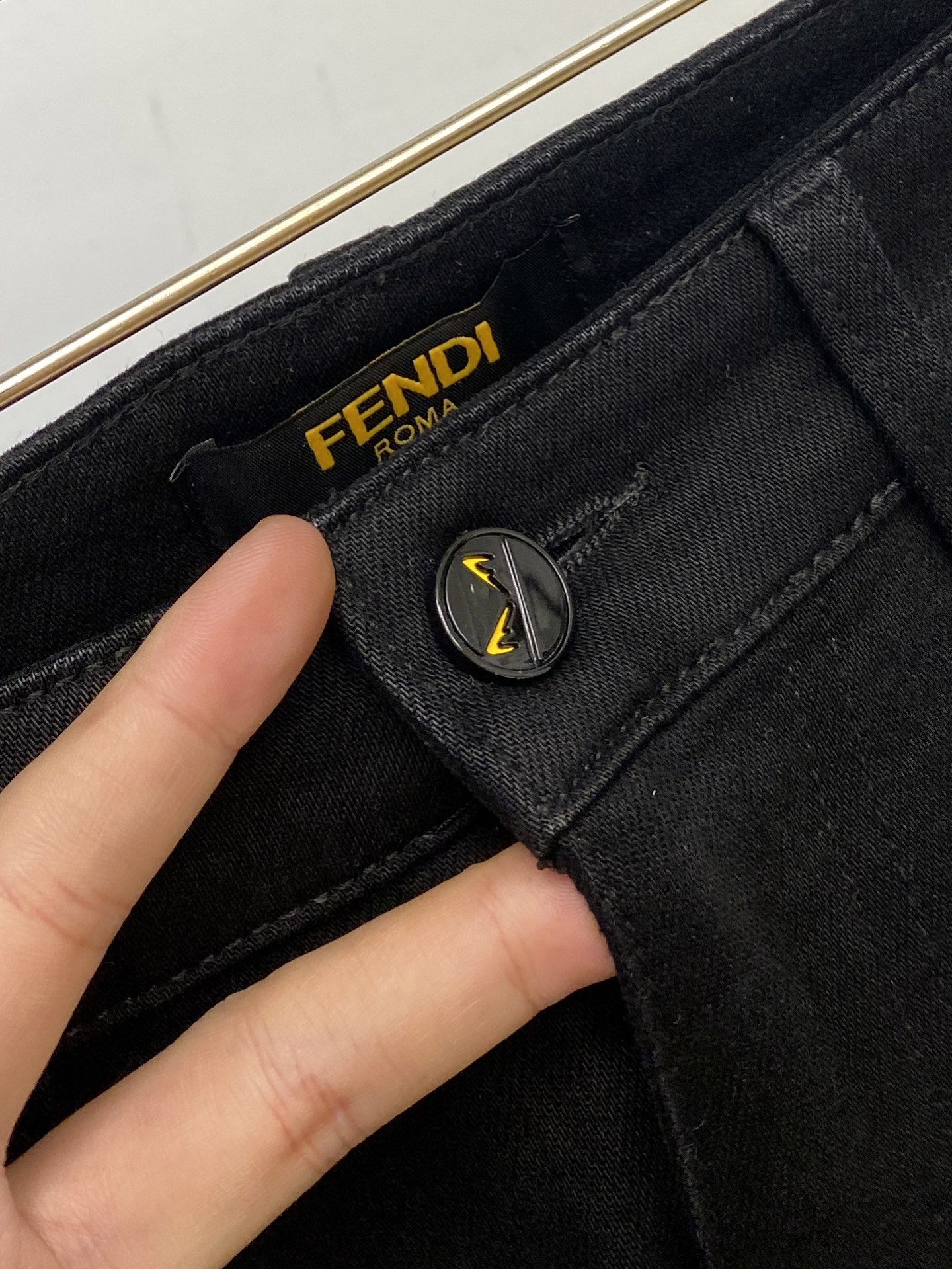 💰150芬迪、 2025最新品，专柜同步有售，原单狠货，水洗休闲牛仔裤，进口原版水洗弹力面料，舒适有弹性，原版五金辅料装饰logo，版型超正，档次极高，专柜品质，上身时尚有型，码数29-40 