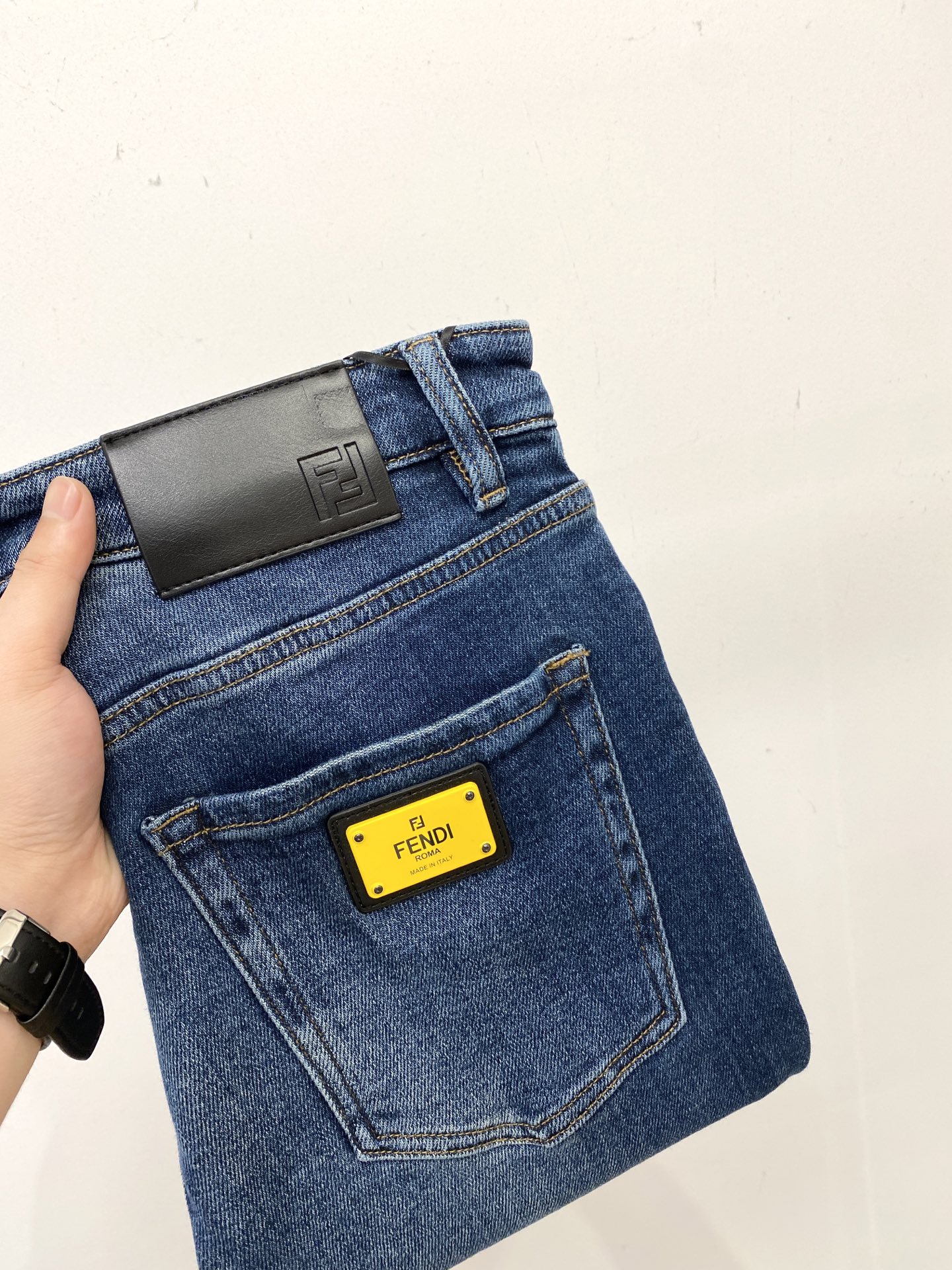 NO:529267,Fendi, 2025 latest products, special counters are available at the same time, original singles, washable casual jeans, imported original washable elastic fabric, comfortable and elastic, original hardware and auxiliary decorative logo, super positive style, extremely high grade, counter quality, fashionable and stylish upper body, 29-40, fendi, jeans, alexander wang19860909芬迪、 2025最新品,专柜同步有售,原单狠货,水洗休闲牛仔裤,进口原版水洗弹力面料,舒适有弹性,原版五金辅料装饰logo,版型超正,档次极高,专柜品质,上身时尚有型,码数29-40,,fendi,jeans,alexander wang,Men's clothing