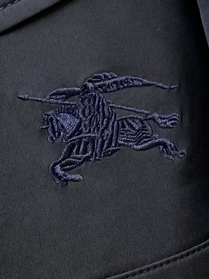 巴宝莉、2025新品夹克外套，时尚帅气，简约百搭款，衣下精致刺绣图案logo，定制原版面料，不仅挺括，保