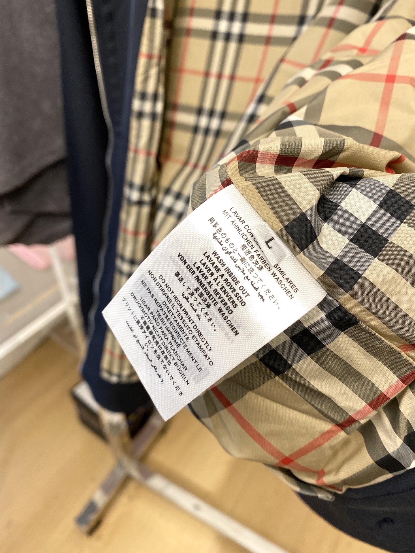 巴宝莉、2025新品夹克外套，时尚帅气，简约百搭款，衣下精致刺绣图案logo，定制原版面料，不仅挺括，保