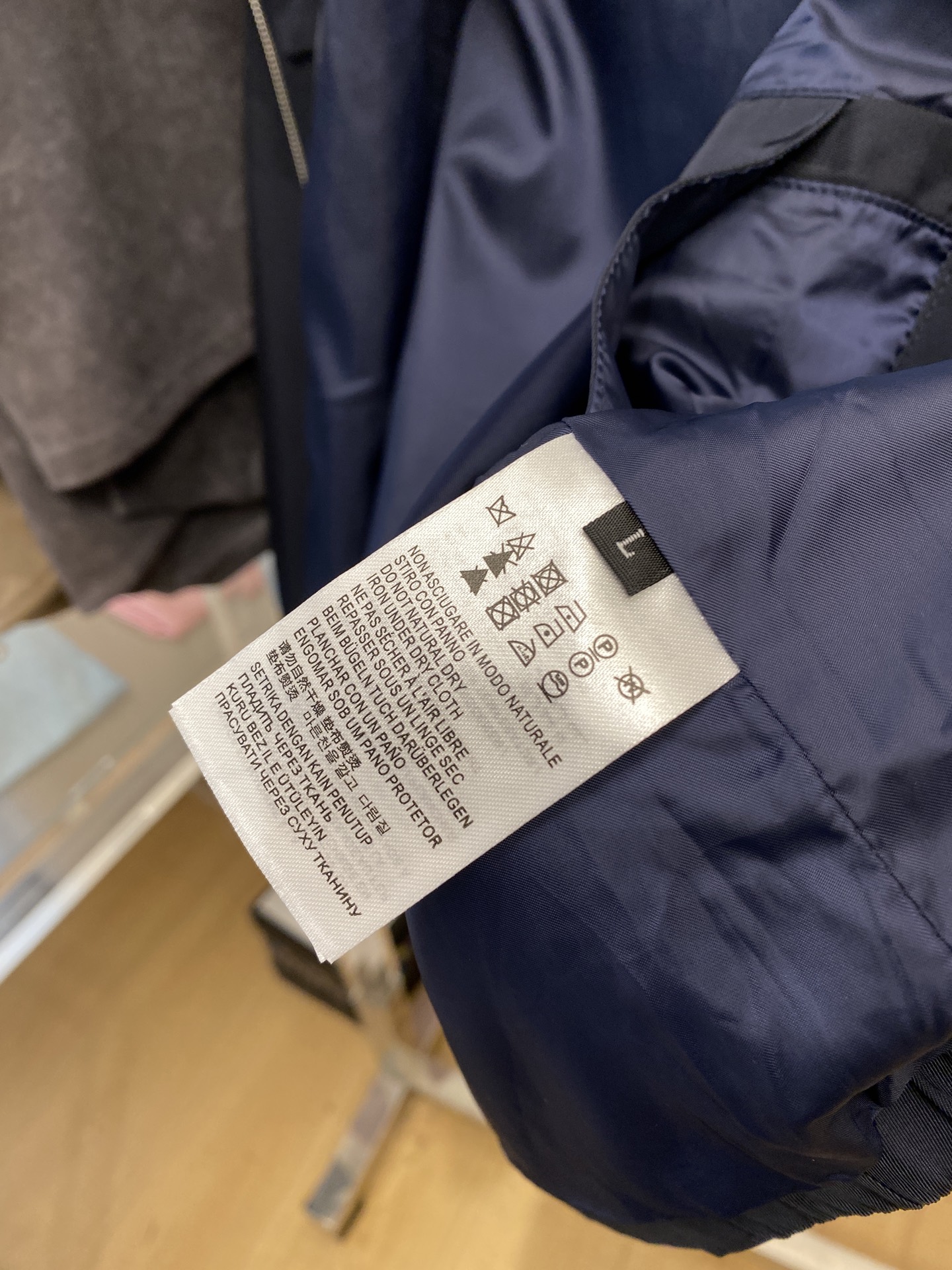 普拉达、2025新品夹克外套，时尚帅气，简约百搭款，胸前五金装饰三角标logo，定制原版面料，不仅挺括，