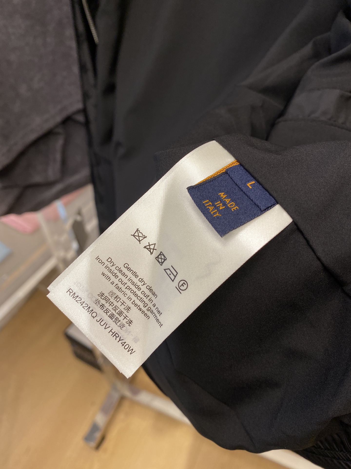 路易威登、2025新品夹克外套，时尚帅气，简约百搭款，胸前顶级印花字母logo，定制原版面料，不仅挺括，