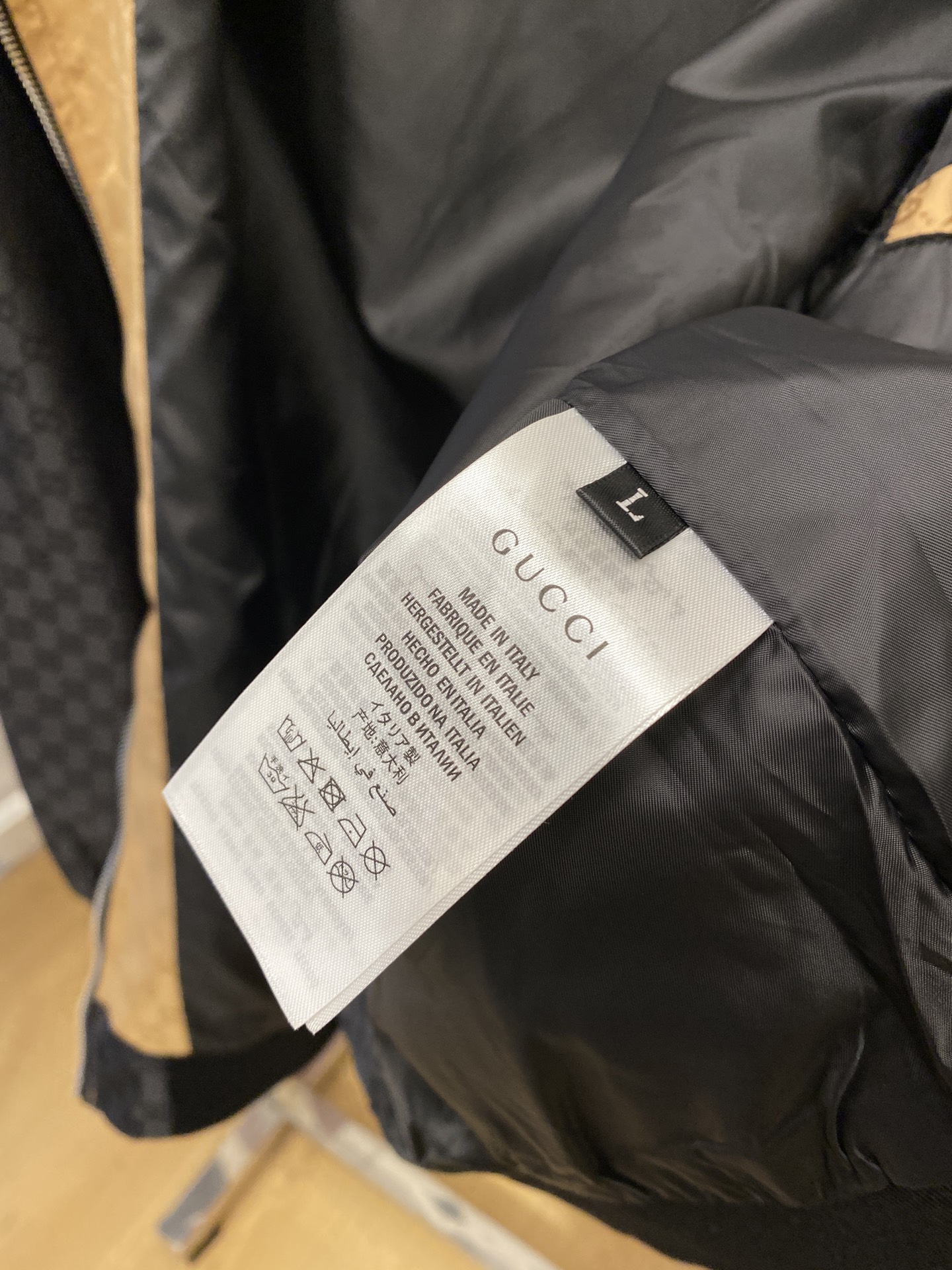 ￼ 古奇、2025新品夹克外套，时尚帅气，简约百搭款，顶级数码定位定织字母logo，定制原版面料，不仅挺