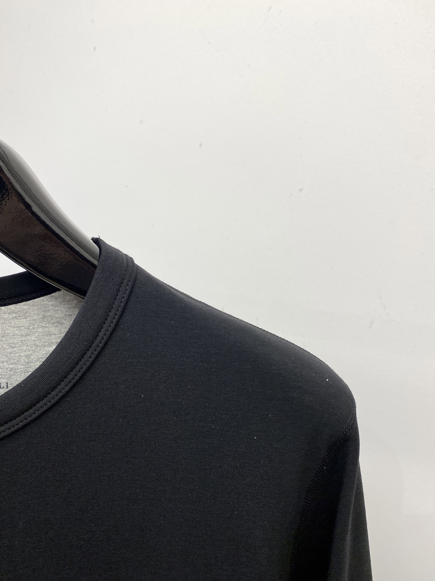 Brunello Cucinelli、2025最新款长袖打底，帅气时尚，简约百搭款。面料棉 不仅挺括，保