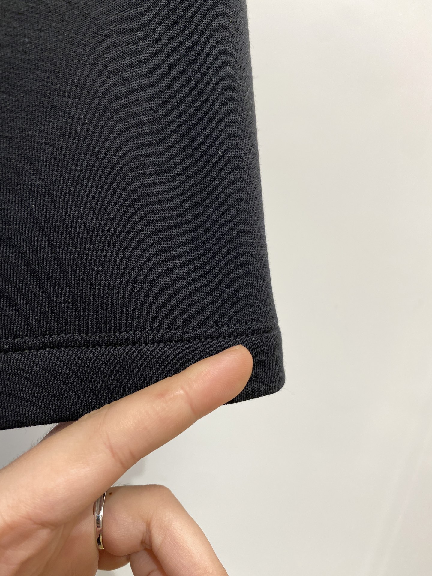 Brunello Cucinelli、2025最新款长袖打底，帅气时尚，简约百搭款。面料棉 不仅挺括，保