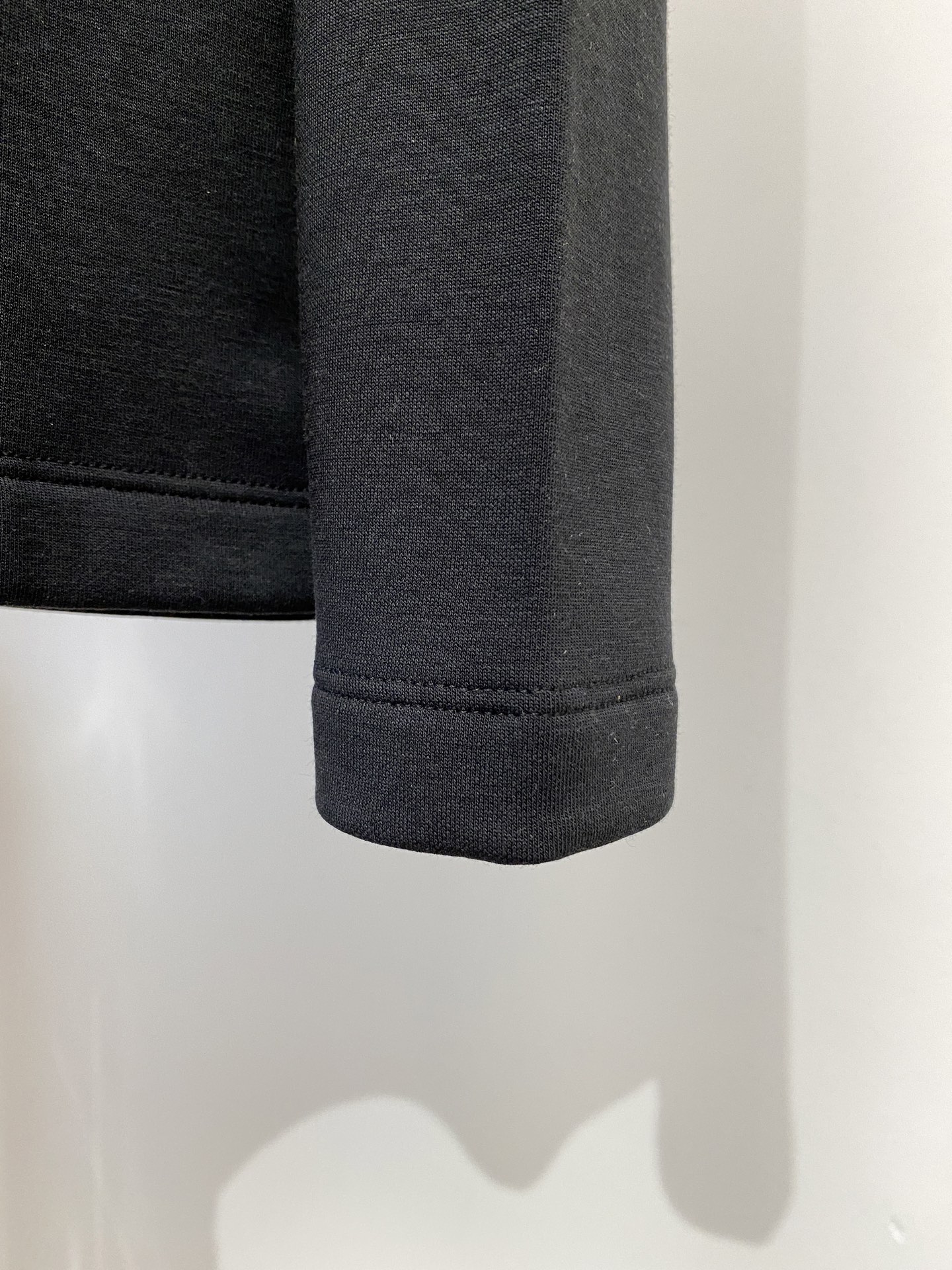 Brunello Cucinelli、2025最新款长袖打底，帅气时尚，简约百搭款。面料棉 不仅挺括，保