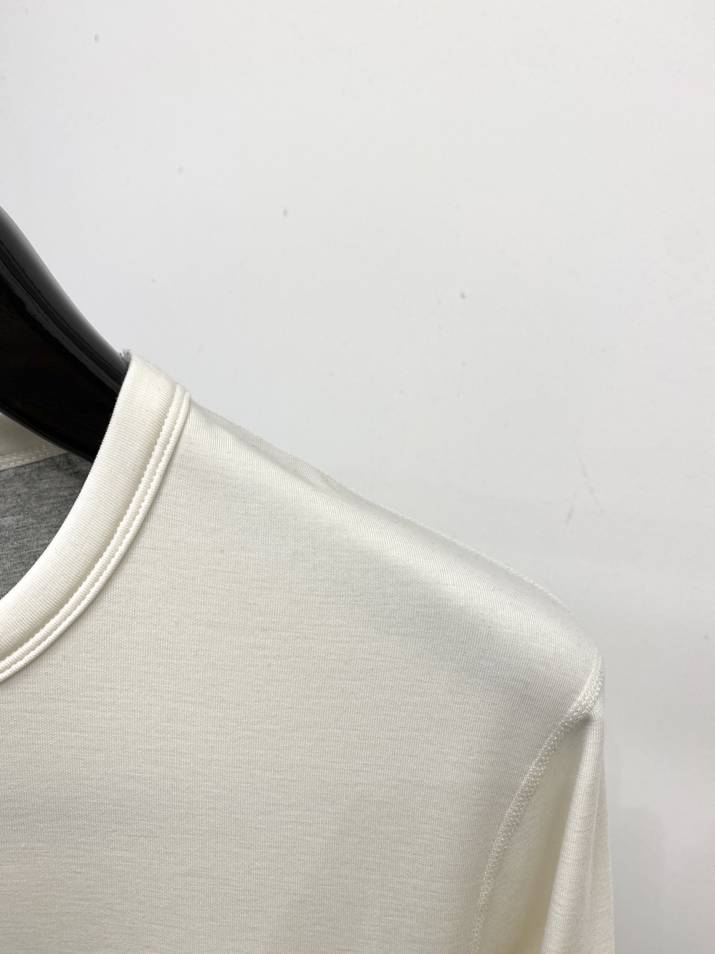 Brunello Cucinelli、2025最新款长袖打底，帅气时尚，简约百搭款。面料棉 不仅挺括，保
