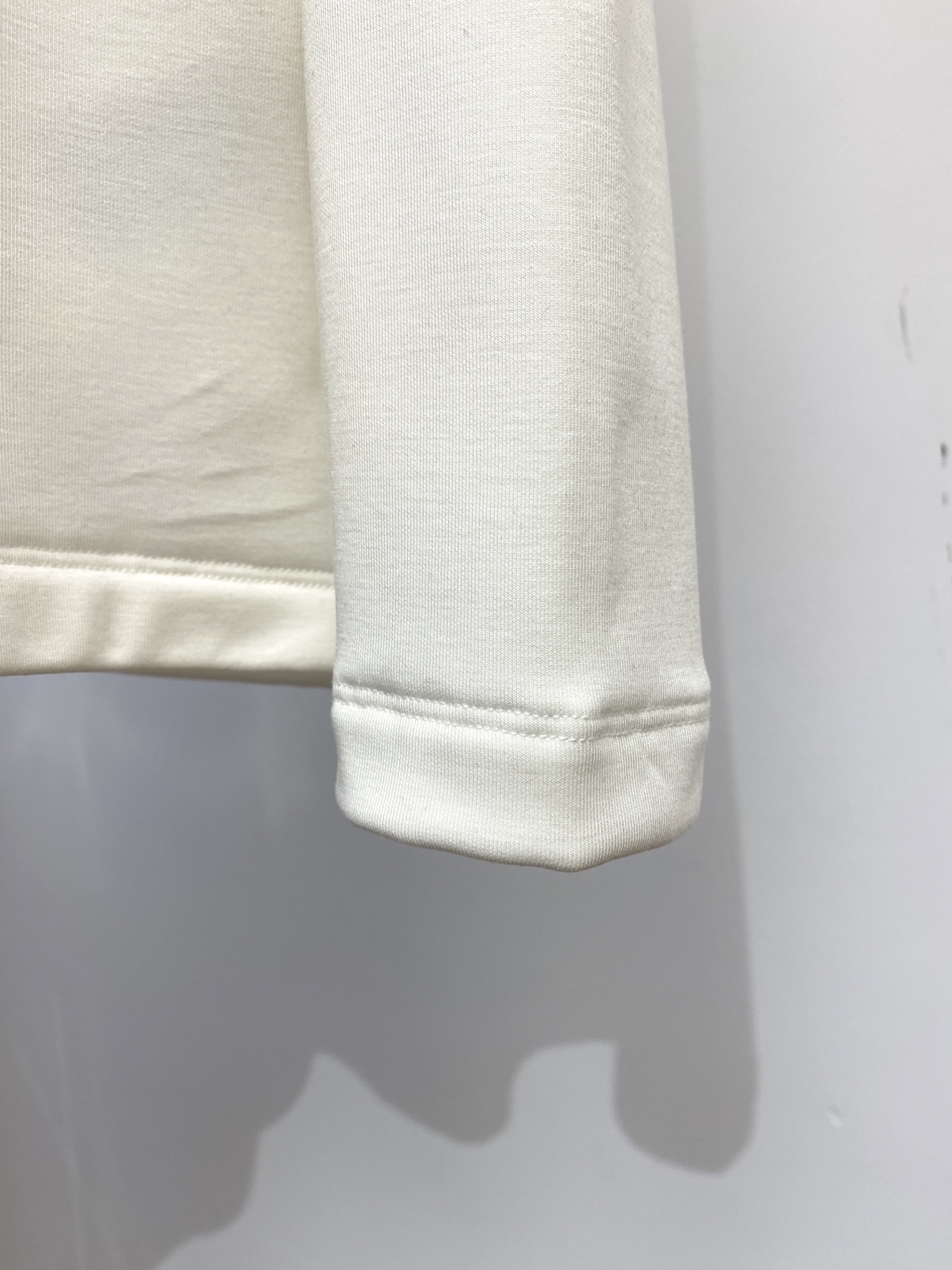 Brunello Cucinelli、2025最新款长袖打底，帅气时尚，简约百搭款。面料棉 不仅挺括，保
