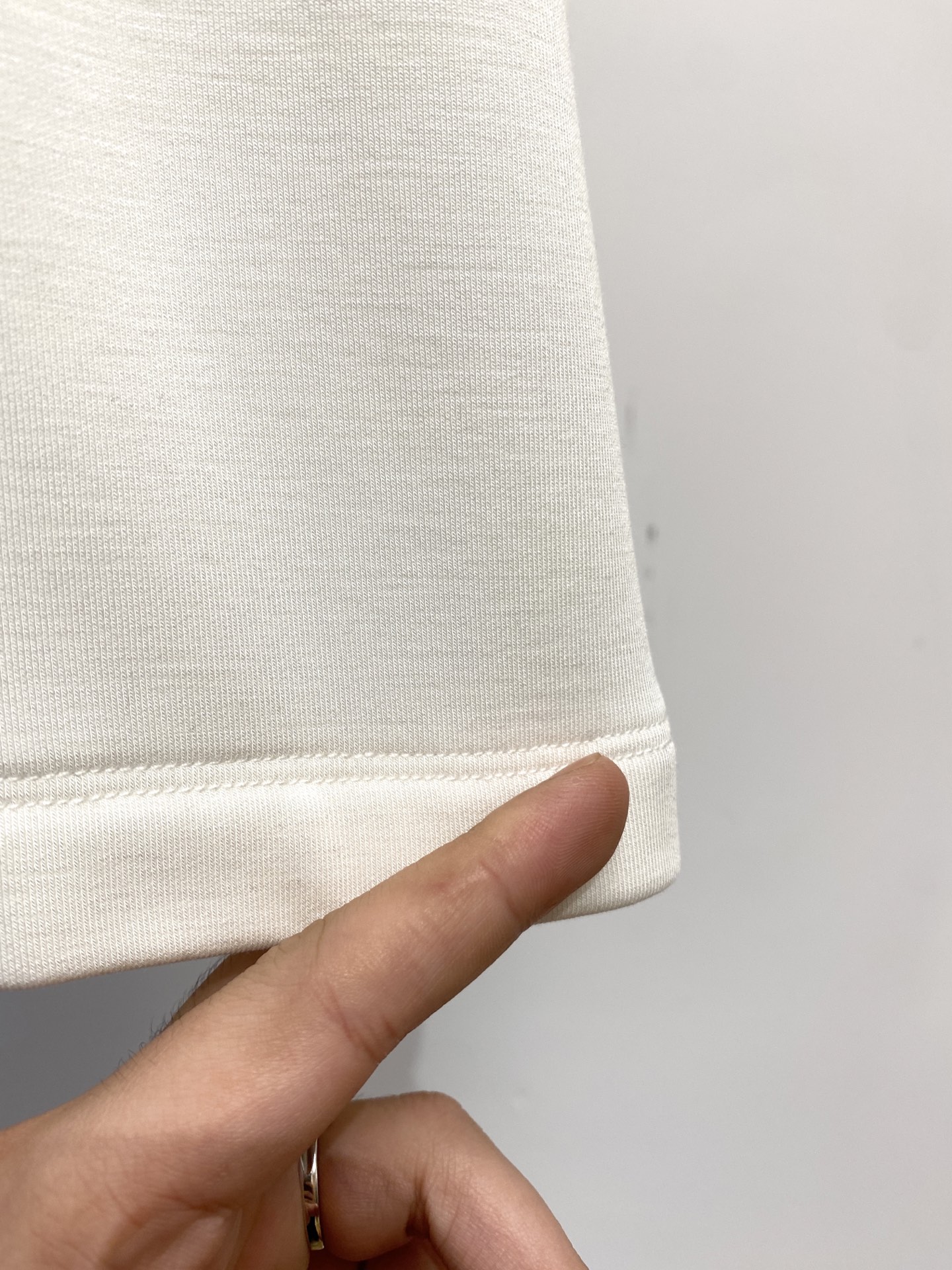 Brunello Cucinelli、2025最新款长袖打底，帅气时尚，简约百搭款。面料棉 不仅挺括，保